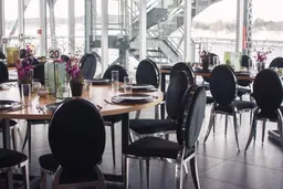 Eclipse chaise - AVEC dossier - Velours noir utilisé dans le cadre de la réalisation Table Diner Victoria Noir Rond Chaise Eclipse Noir