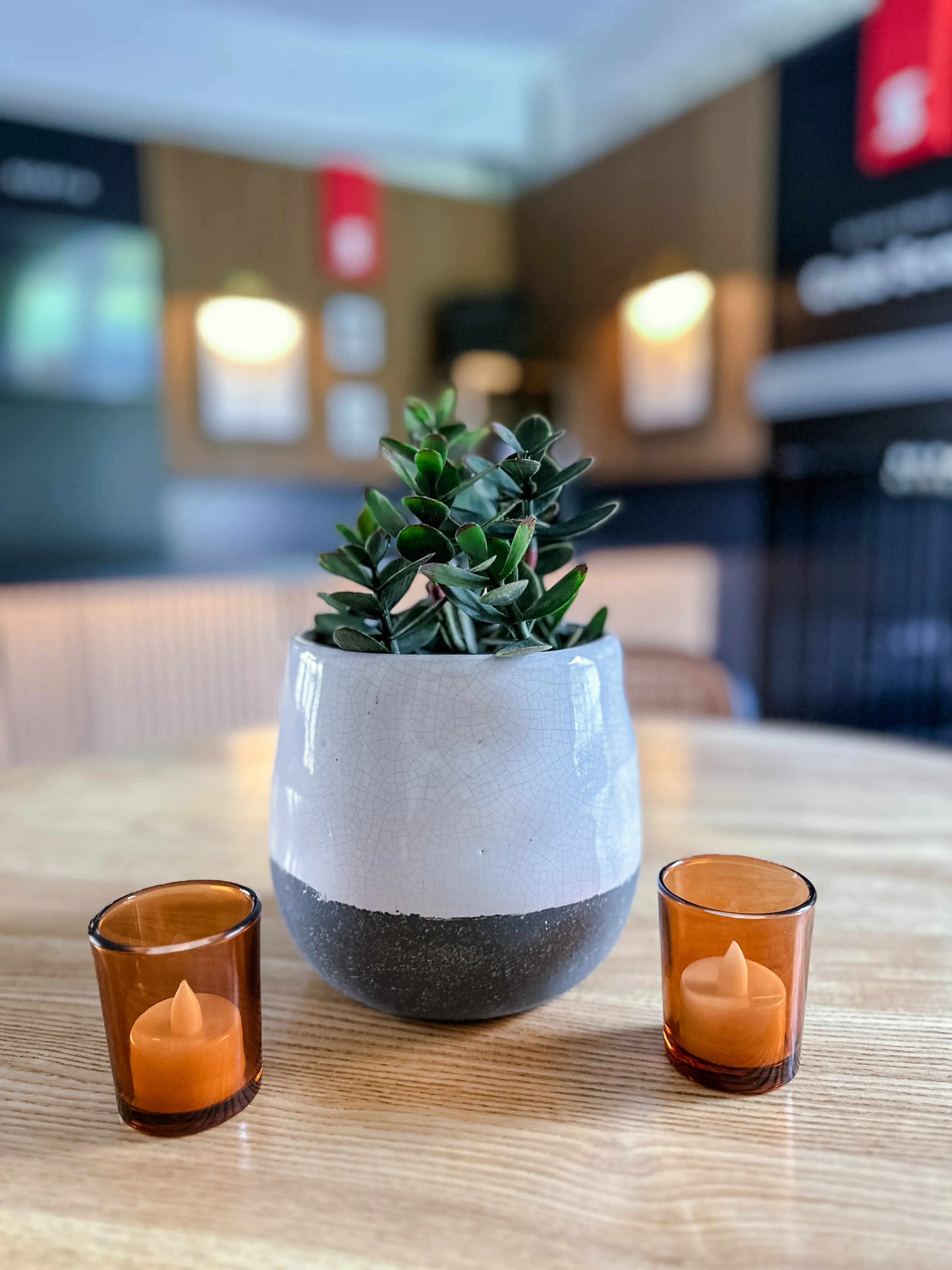 Moody - Votive - 1.75" D x 2.5" H - Ambre utilisé dans le cadre de la réalisation Corsica Pilea Moody FR