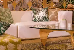 Fidji - Centre - Cuir rigide Blanc utilisé dans le cadre de la réalisation Lounge Fidji Cuir Coussin Fleur 2