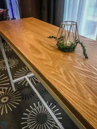 Tonic - Table console - Blanc & Bois scandinave utilisé dans le cadre de la réalisation Pub Table Commune Tonic Votive Diamant