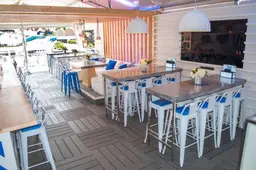 Diesel luminaire - 16" D x 16" H - Blanc utilisé dans le cadre de la réalisation Plancher Bois Gris Table Commune Beton