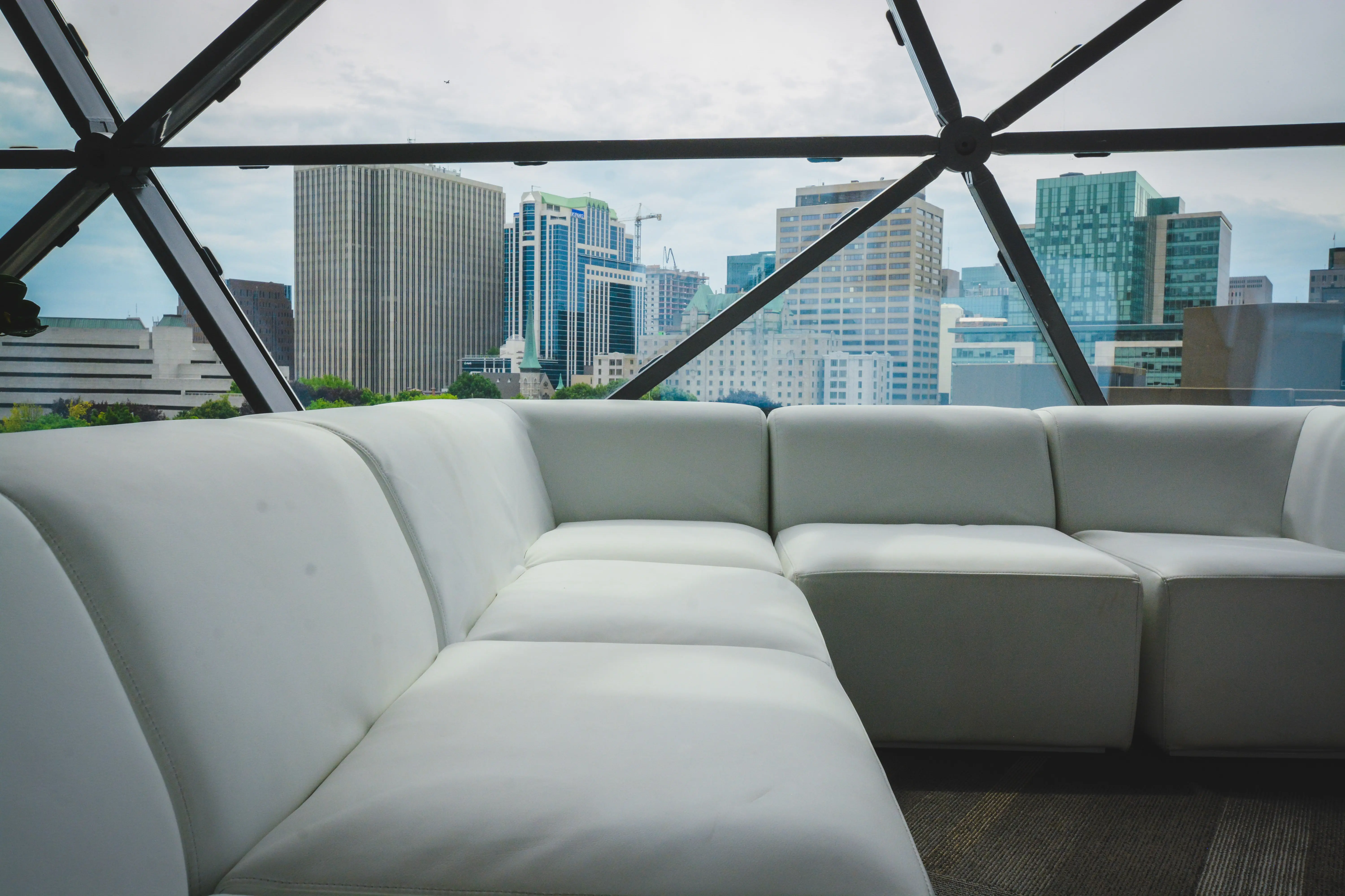 Fidji - Center - Hard white leather used in the inspiration Sofa Fidji 8