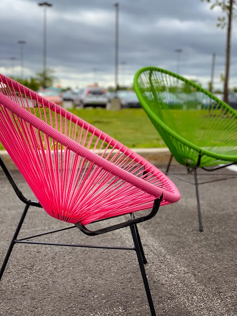 Acapulco chaise - Fuchsia utilisé dans le cadre de la réalisation Acapulco Rose Vert