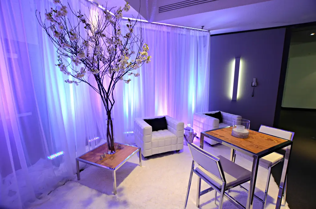 Table Bois Cocktail Lounge