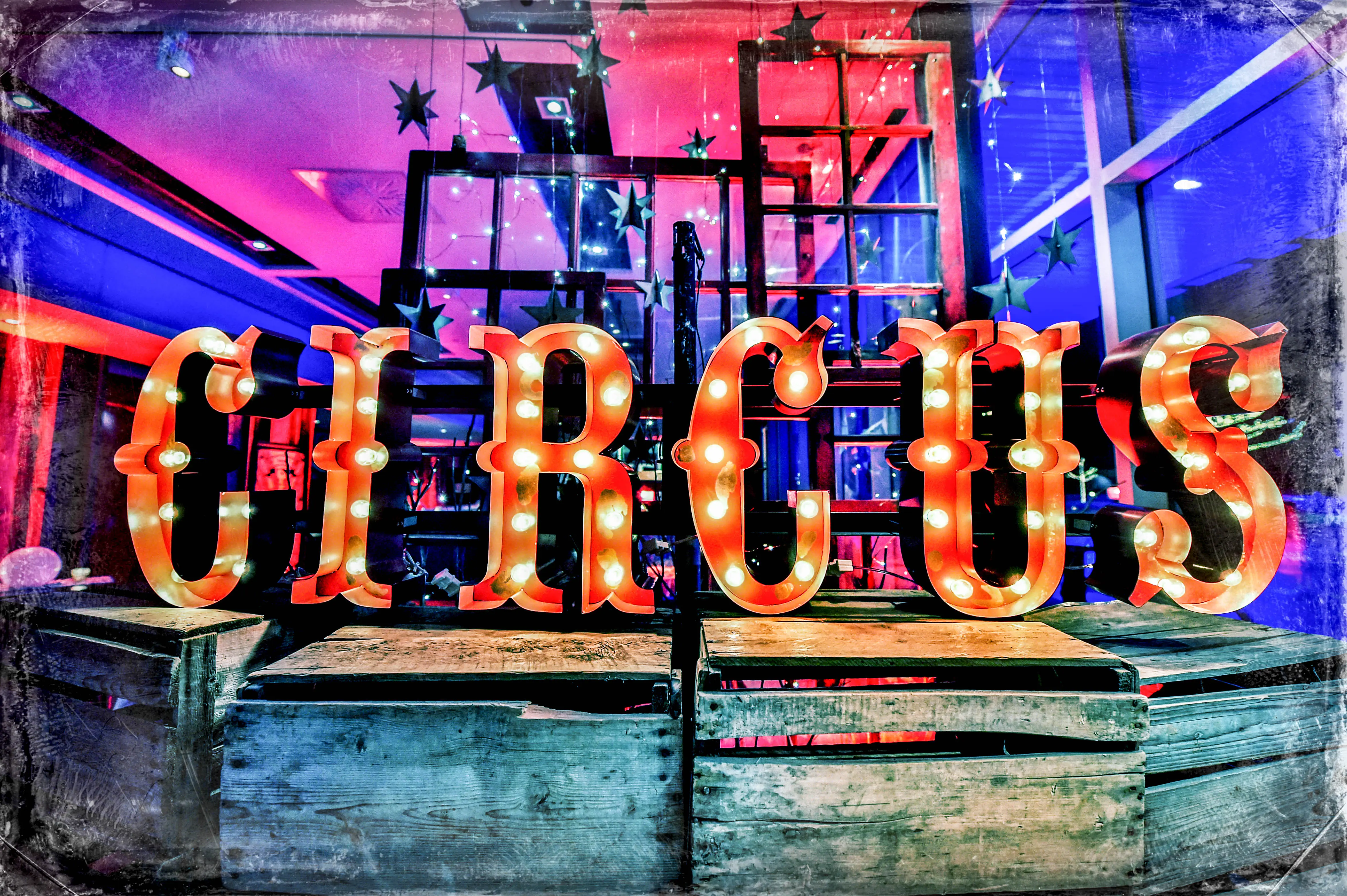 Enseigne Circus - Rouge utilisé dans le cadre de la réalisation Circus Sign