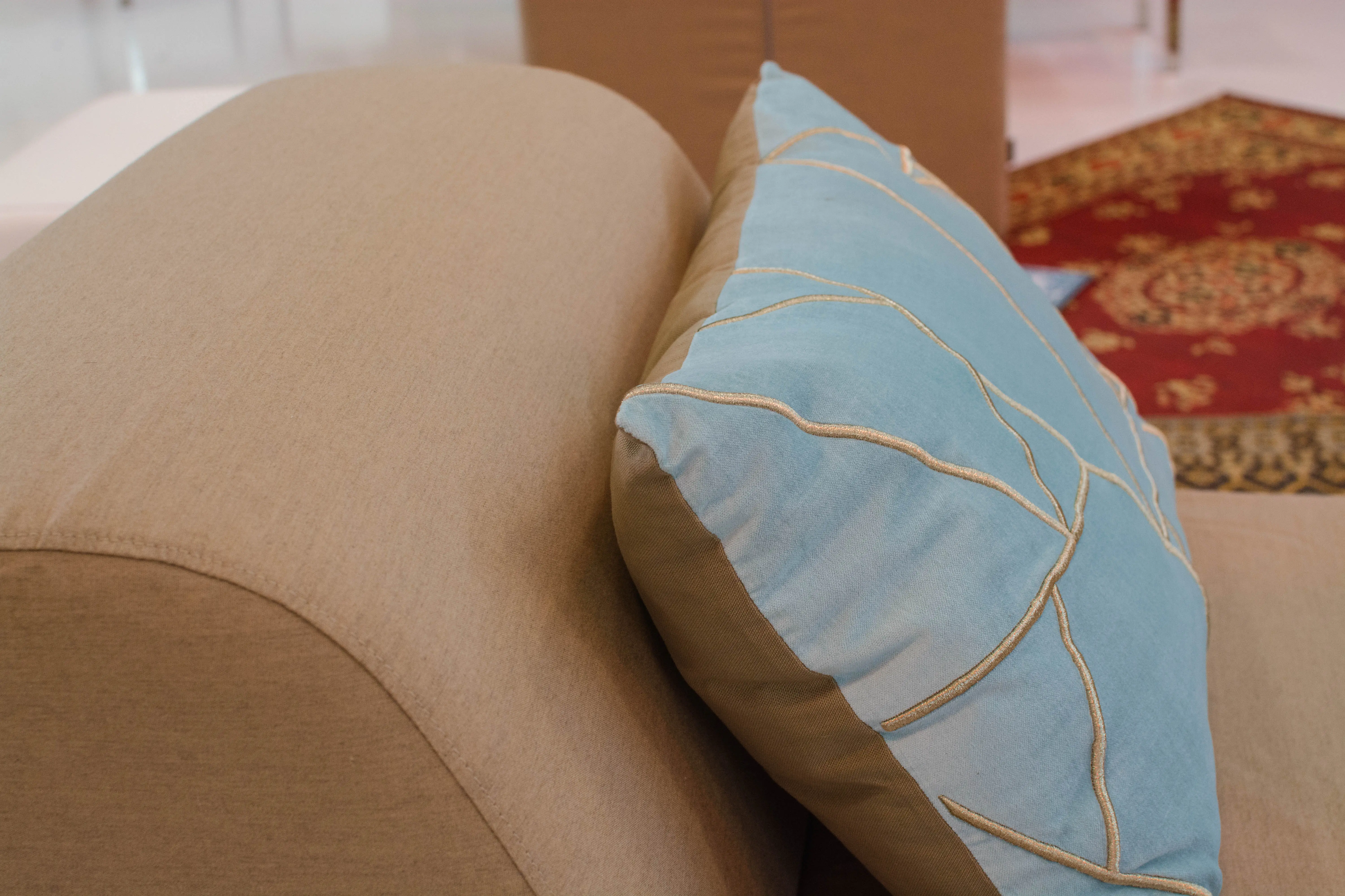Coussin velours géométrique - Bleu et bronze utilisé dans le cadre de la réalisation Coussin Bleu Broderie Or