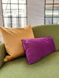 Malibu - Coussin - Mauve prune utilisé dans le cadre de la réalisation Couleurs Mardi Gras FR