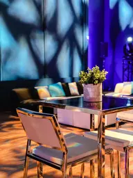 Broadway stool - White used in the inspiration Broadway Tonic Barcelone