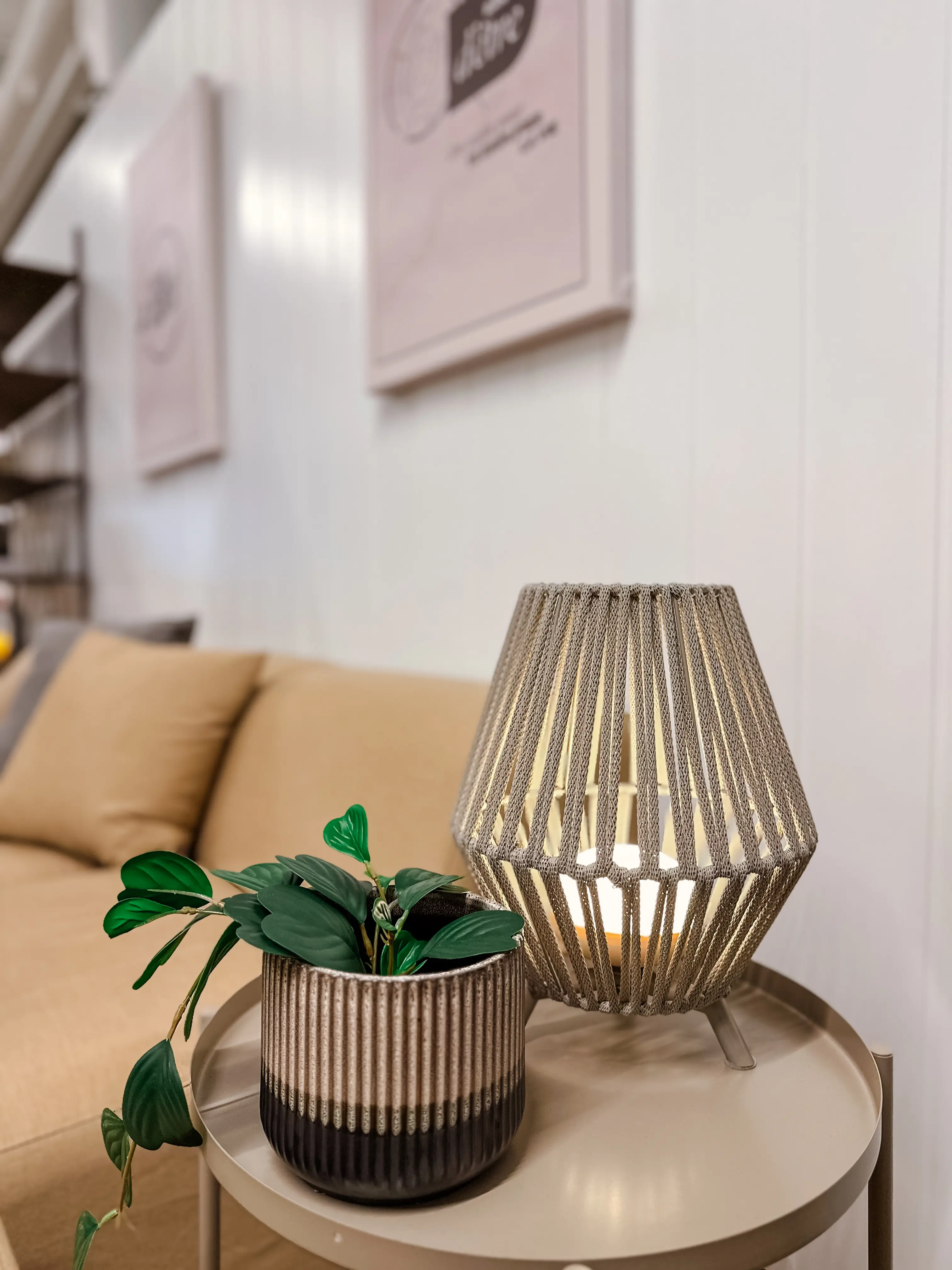 Conta lampe - 10" D x 12.8" H - Gris utilisé dans le cadre de la réalisation Conta Aria FR