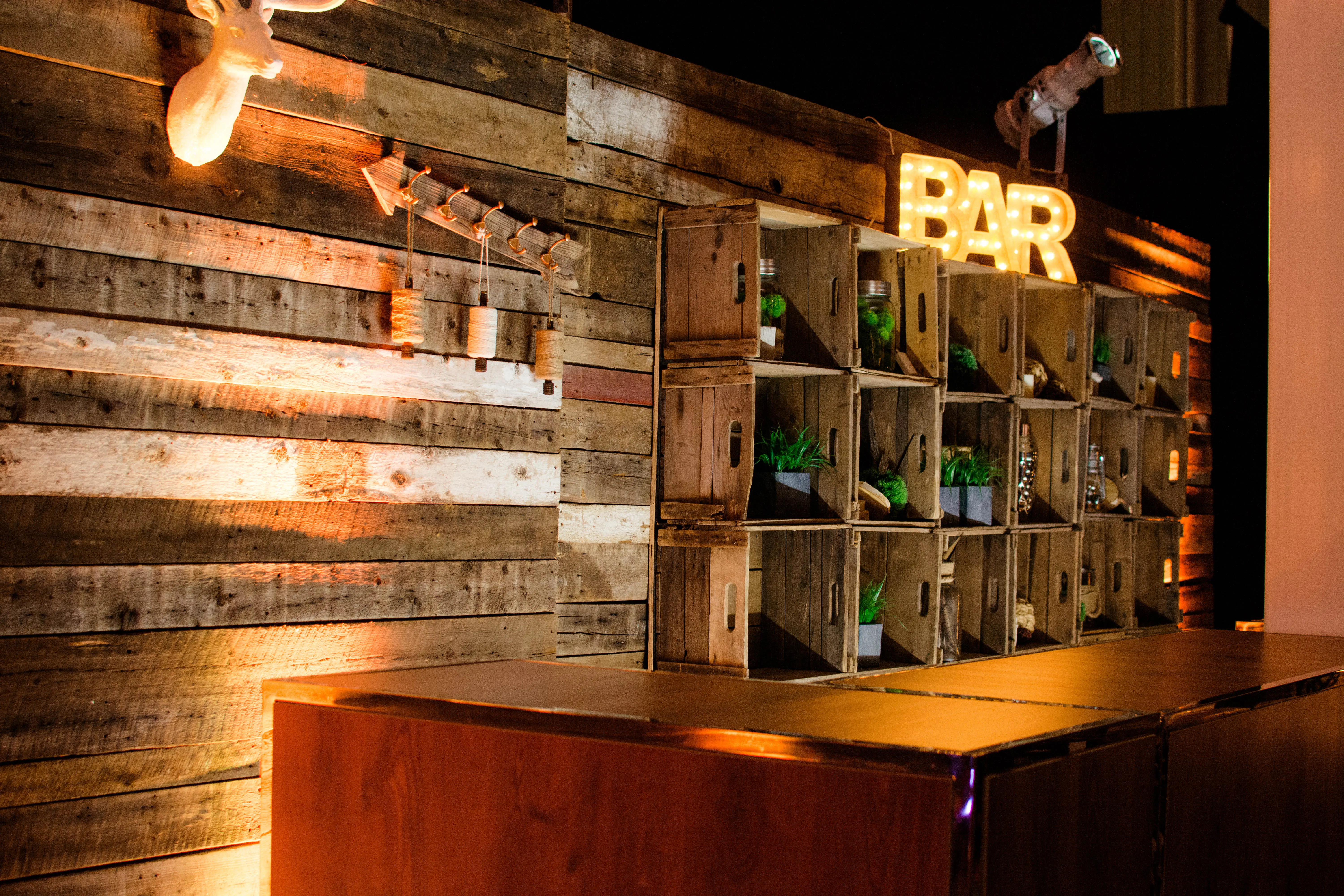 Enseigne B-A-R - Métal argent utilisé dans le cadre de la réalisation Dx Ambiance Rustique Mur Bar Bois Brun Enseigne Bar Étagère Caisse Pomme Verger