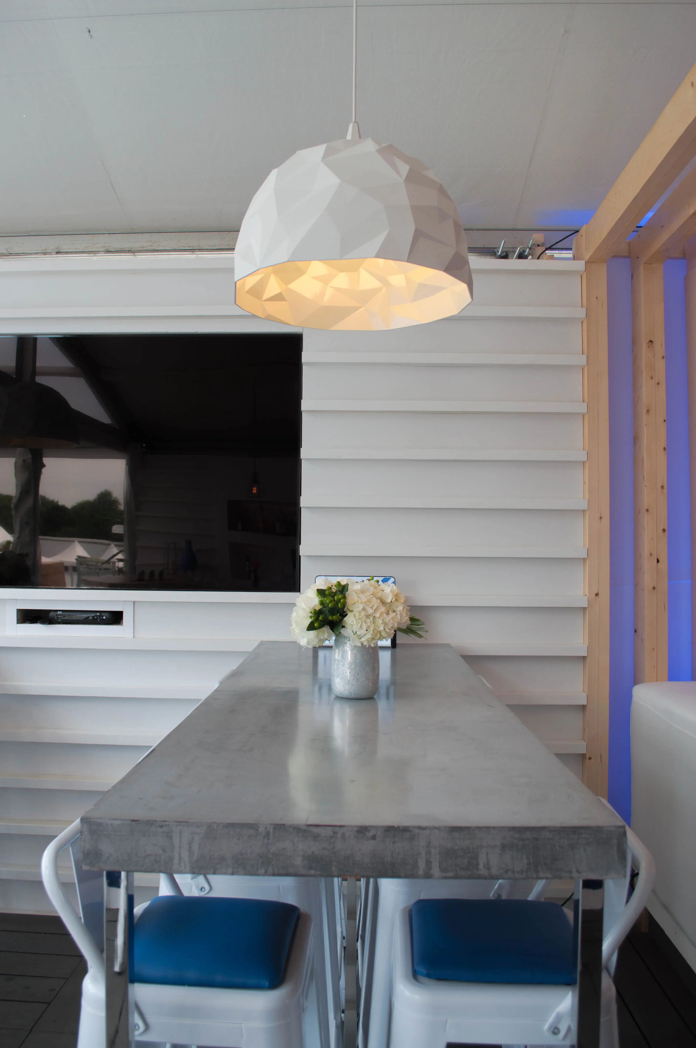 Diesel luminaire - 16" D x 16" H - Blanc utilisé dans le cadre de la réalisation Diesel Rock Lamp