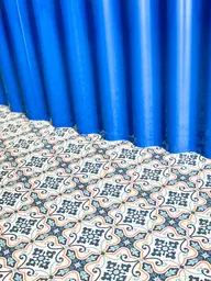 Amnita plancher - 10' L x 10' l - Bleu & Blanc utilisé dans le cadre de la réalisation Autres Prélart Amnita Bar Ondulé Custom Bleu FR