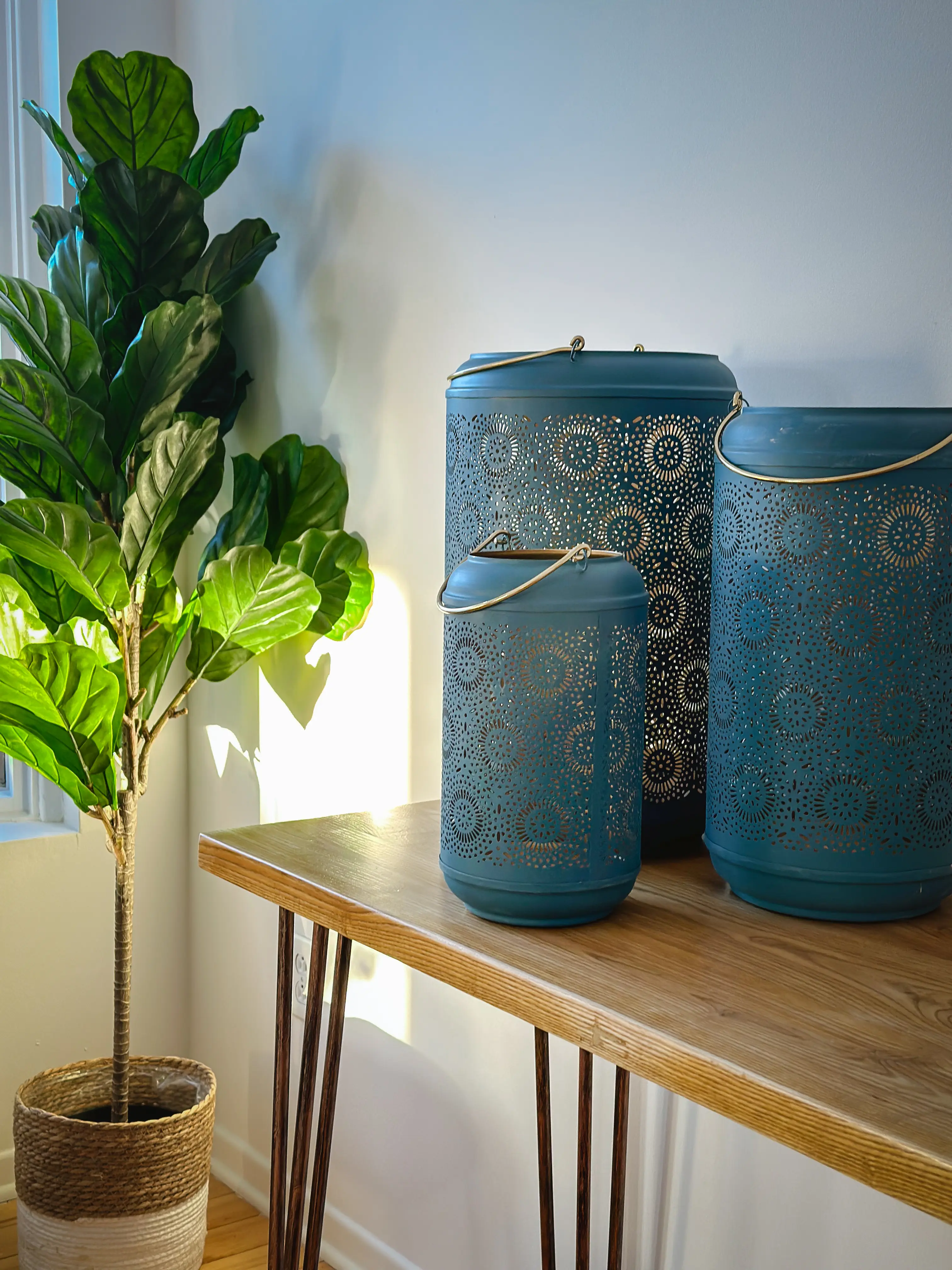 Lagoon lanterne - 6’’ D x 10.5’’ H - Bleu utilisé dans le cadre de la réalisation Autres Lanterne Bleu Figuier Cache Pot Oslo FR