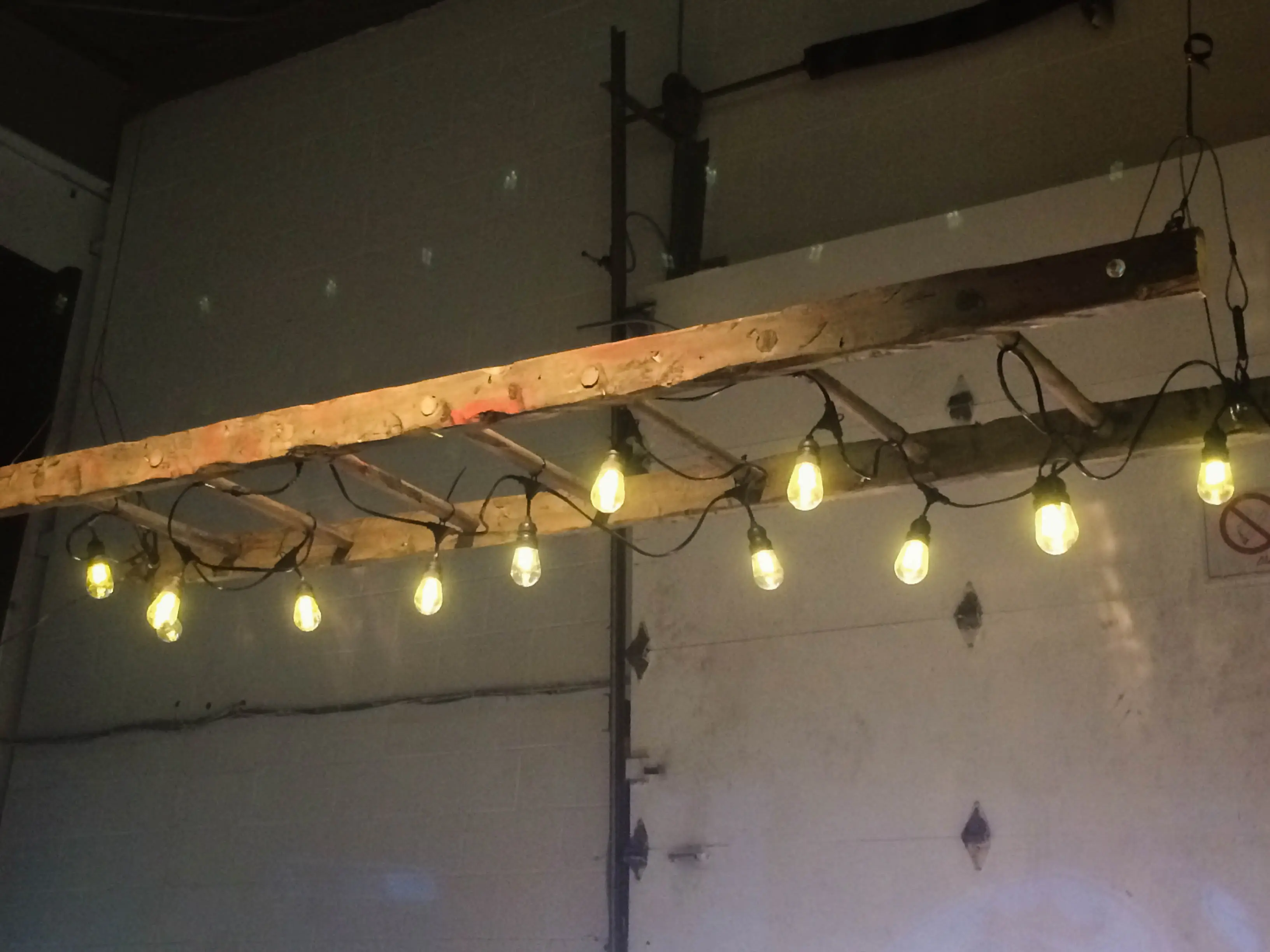 Lumière Edison - 48' L - Blanc chaud utilisé dans le cadre de la réalisation Lustre Echelle Vintage Edison