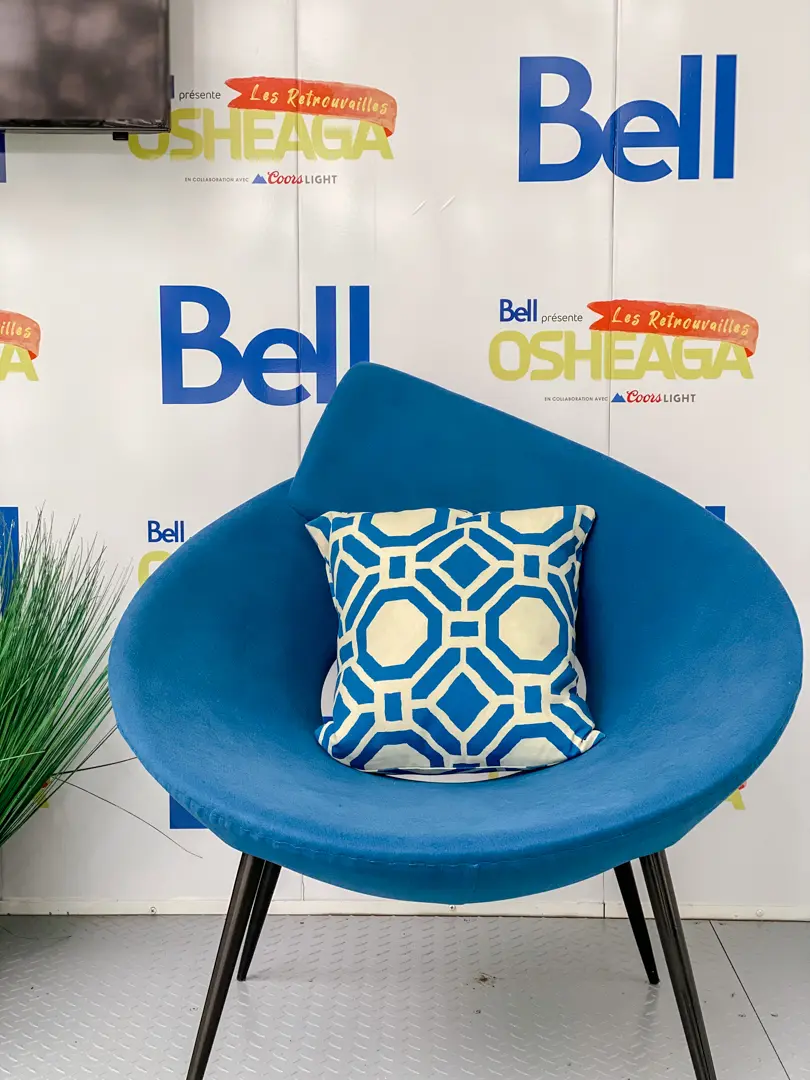 Coussin design C - Bleu et Blanc utilisé dans le cadre de la réalisation Monroe Bleu