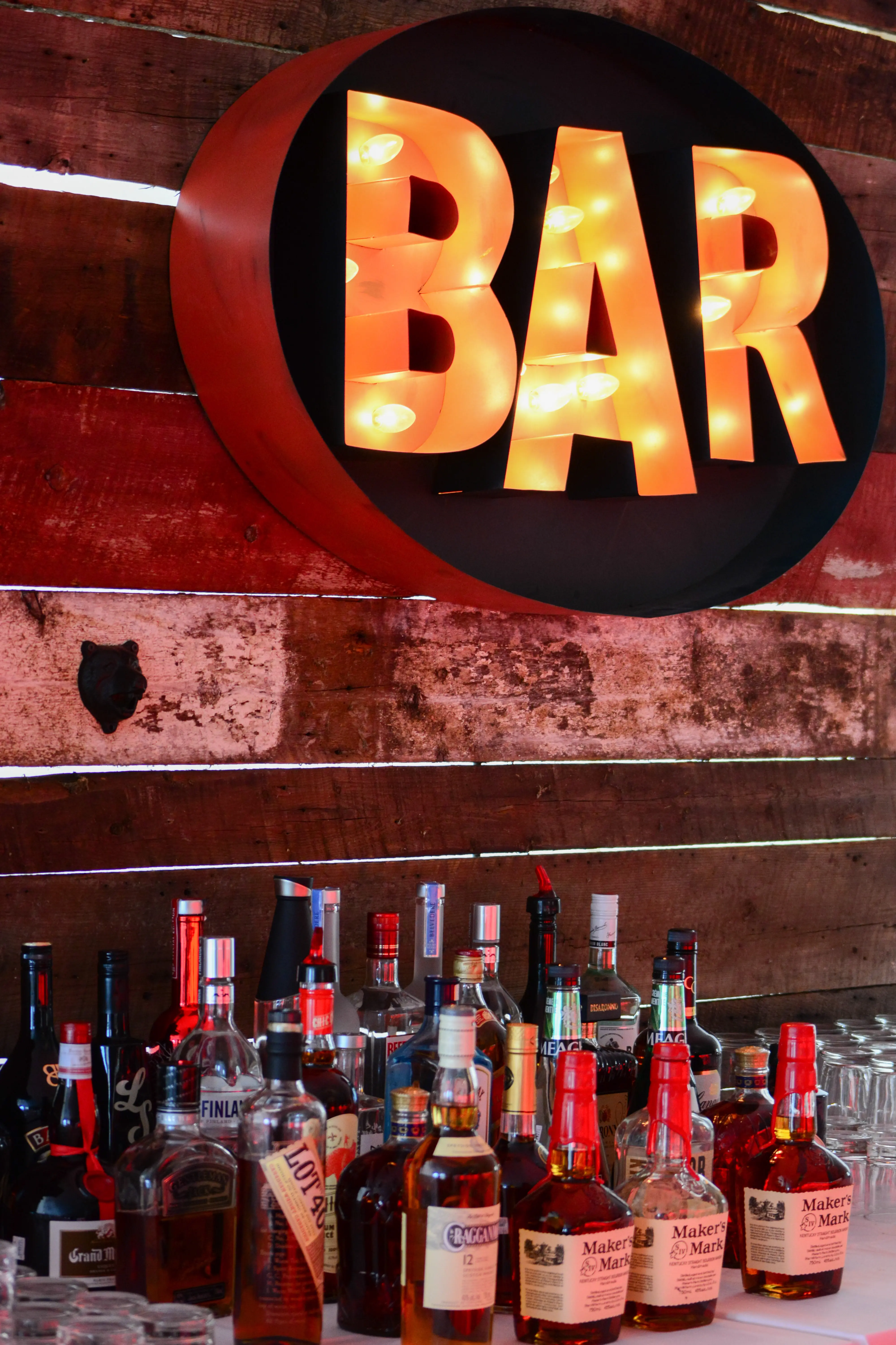 Enseigne B-A-R - Orange et noir utilisé dans le cadre de la réalisation Enseigne Bar Ovale