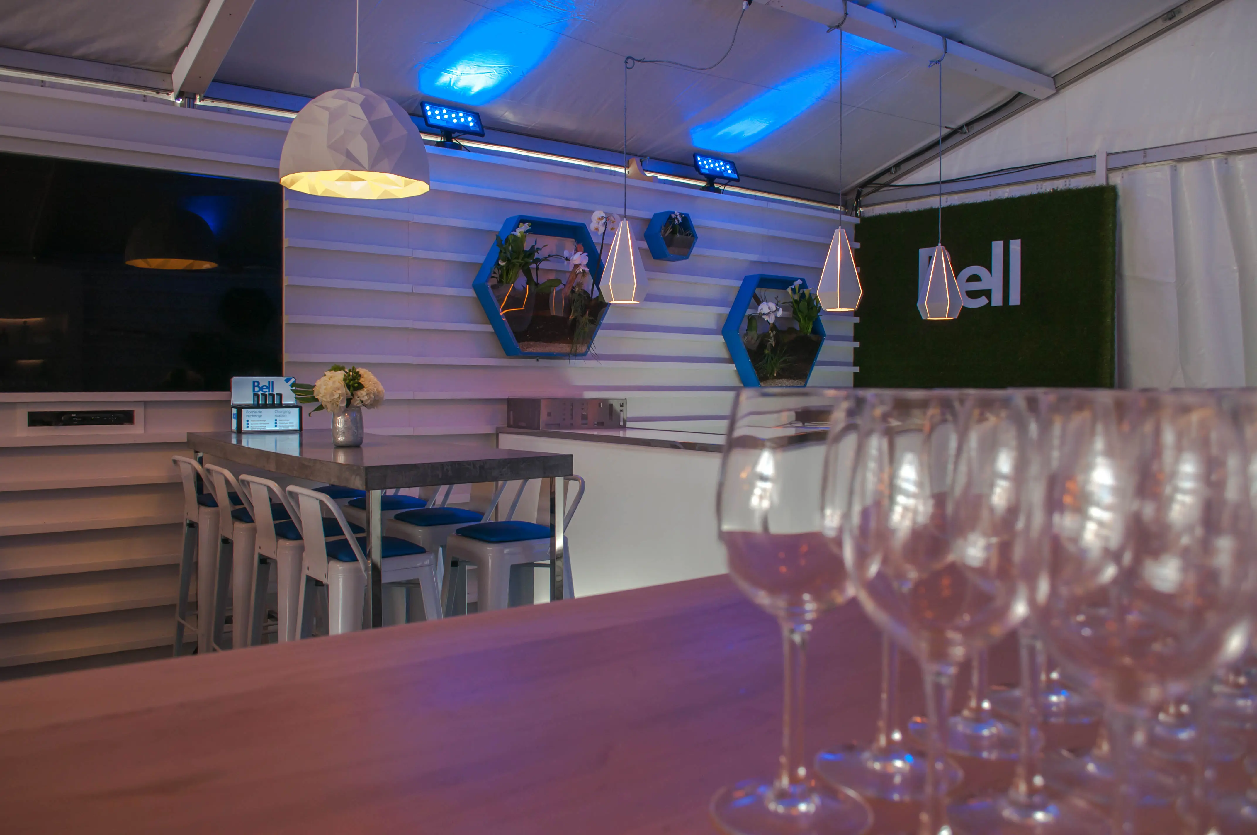 Diesel luminaire - 16" D x 16" H - Blanc utilisé dans le cadre de la réalisation Custom Wall