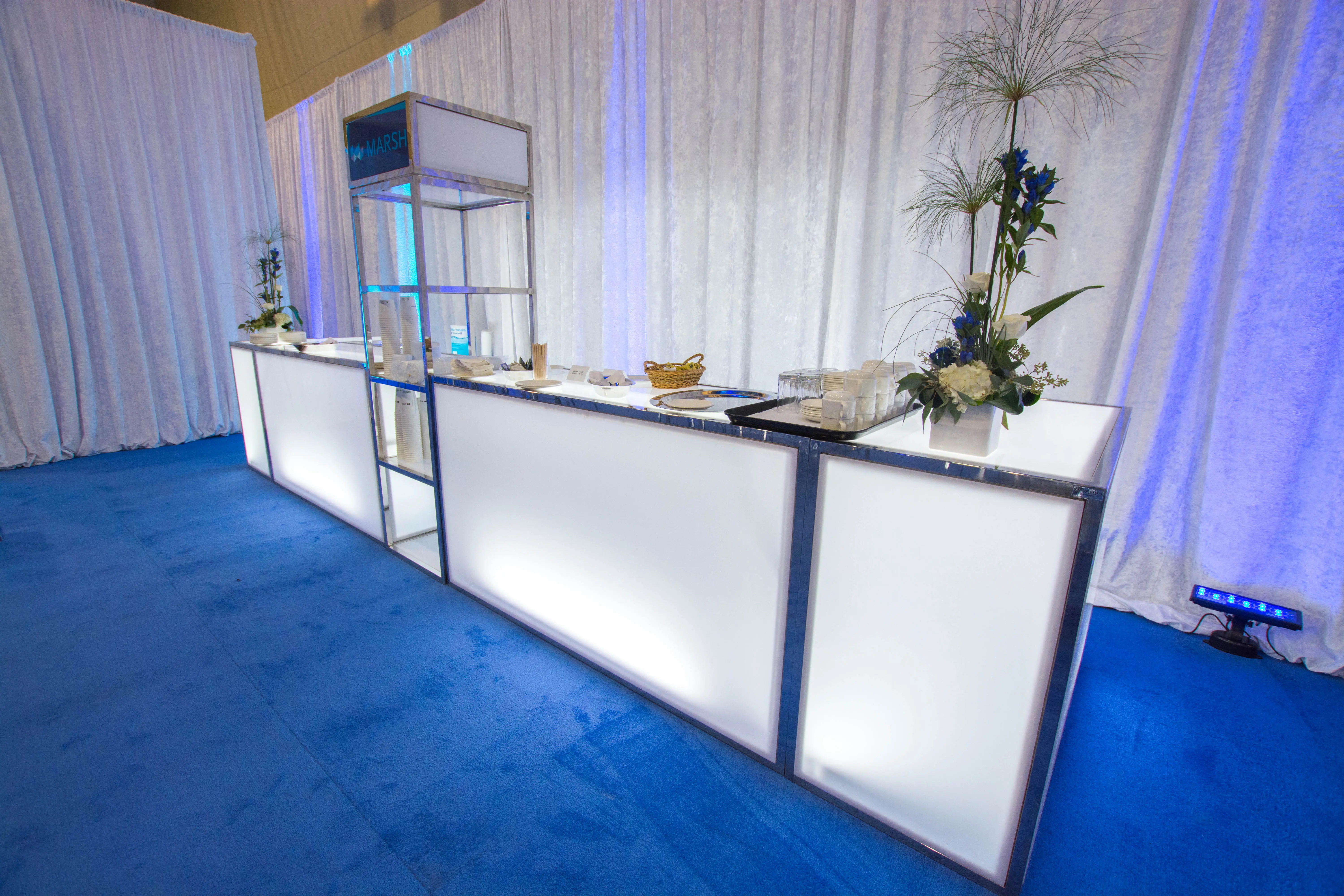 Manhattan bar 6' - Blanc utilisé dans le cadre de la réalisation Manhattan 6 Bar Service Counter White Empire Box