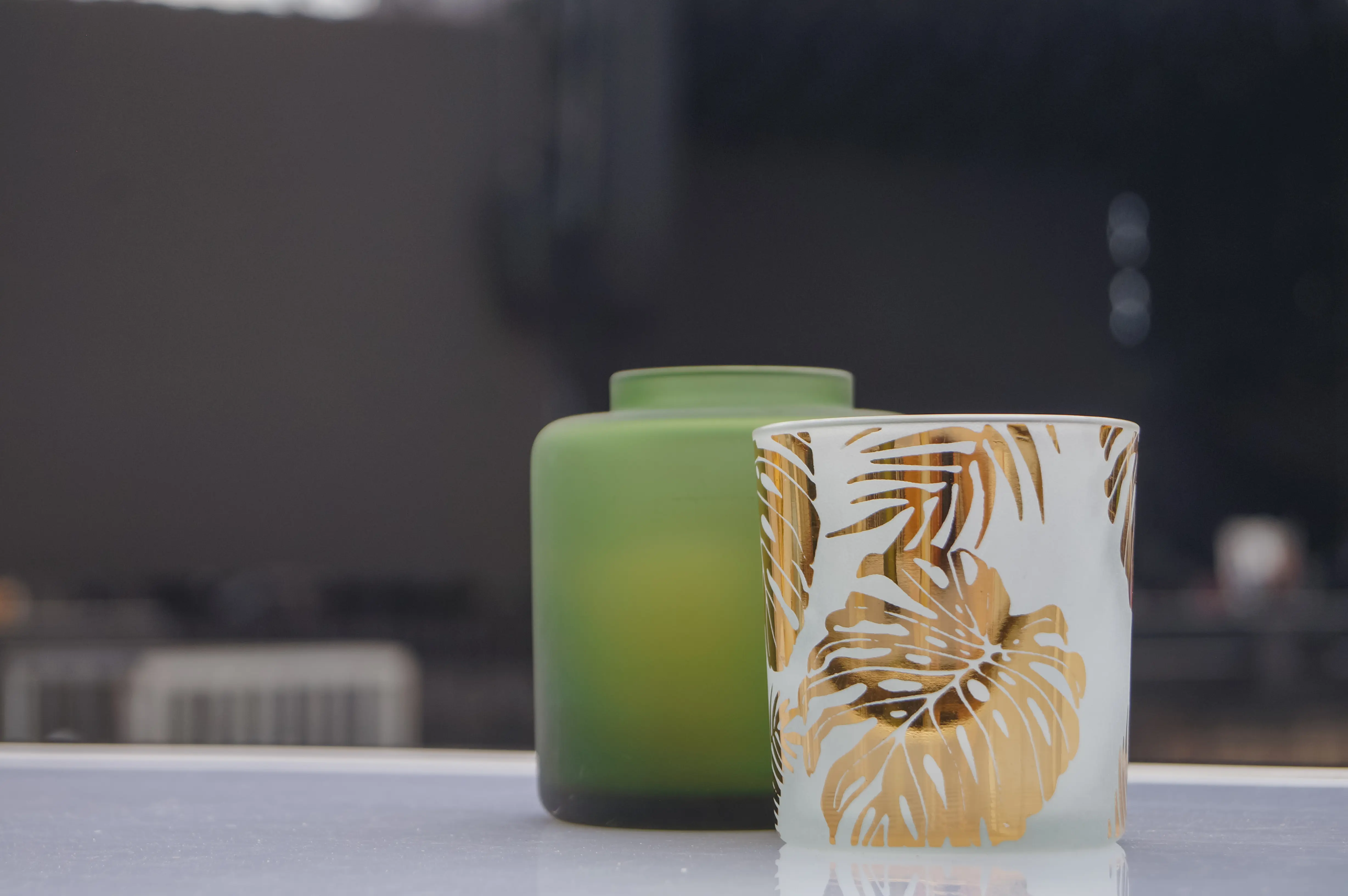 Monstera - Votive - 3’’ D x 3’’ H - Blanc givré & Or utilisé dans le cadre de la réalisation Votive 001 FR