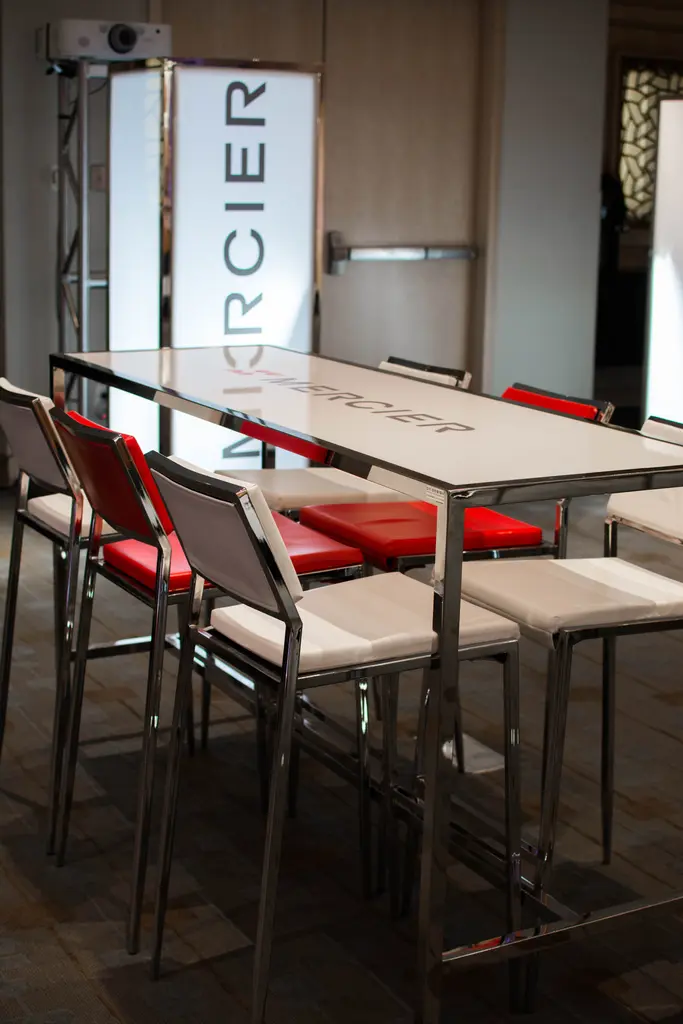 Dx Table Tonic Commune Tabouret Broadway Rouge Blanc Tour Empire Impression 2