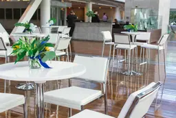 Broadway stool - White used in the inspiration Cocktail Cosmo Broadway Blanc
