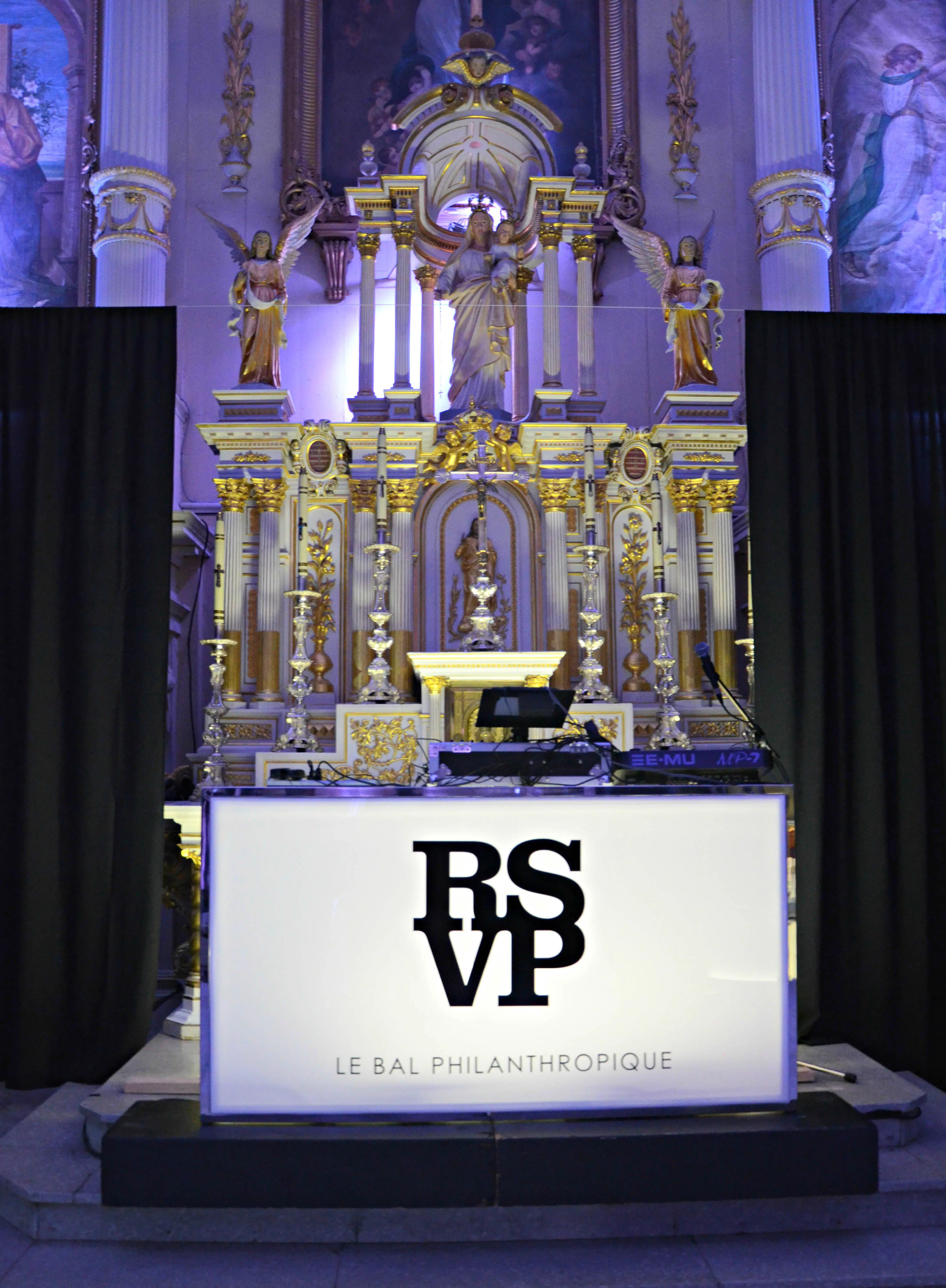 Manhattan bar 6' - Blanc utilisé dans le cadre de la réalisation Dj Booth Logo