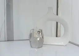 Jester - Votive - 4" D x 4.5" H - Chrome utilisé dans le cadre de la réalisation Votive Jester Vase Ouvert
