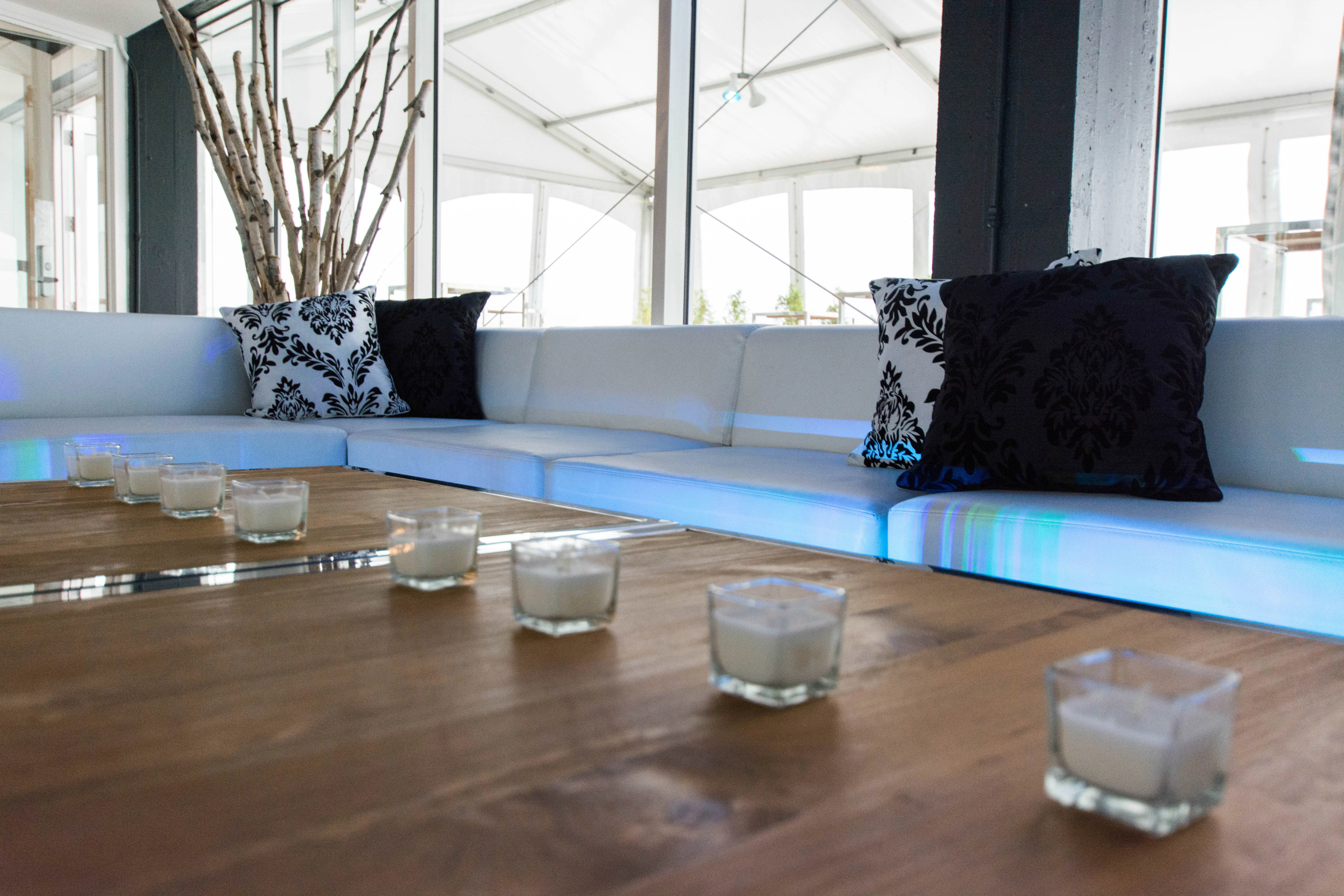 Damask cushion - Black on white used in the inspiration Sofa Blanc Mariage