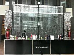 Manhattan bar - 6' - Black used in the inspiration Bar Noir Rideau Cristal