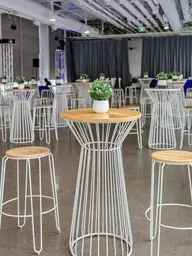 Litchi bar stool - White & lLight wood used in the inspiration Cs Passerelle Perspective Soho Blanc Litchi Bois Aurora Vase Thym 2 EN