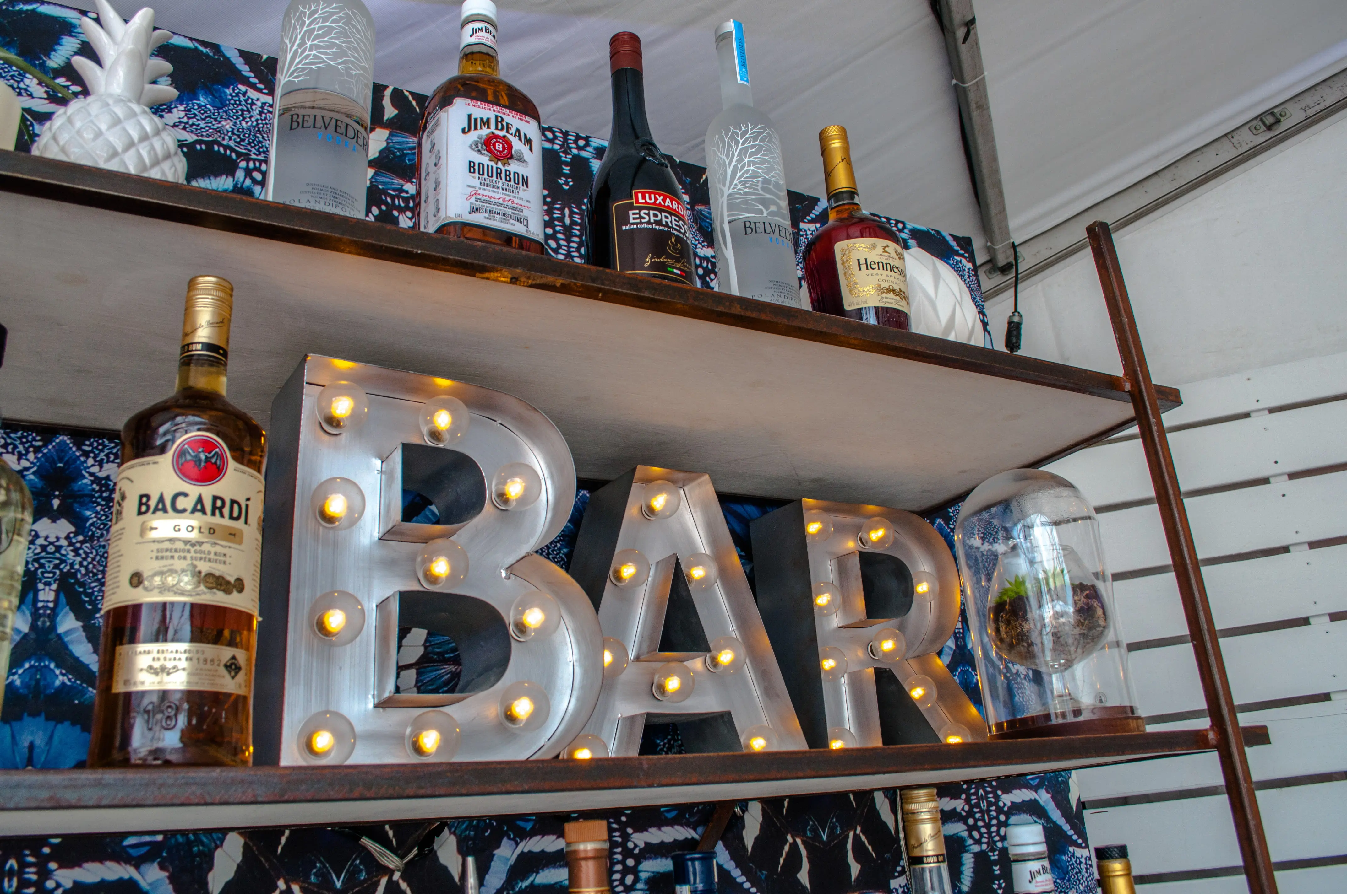 Enseigne B-A-R - Métal argent utilisé dans le cadre de la réalisation Enseigne Bar Etagere Bronx