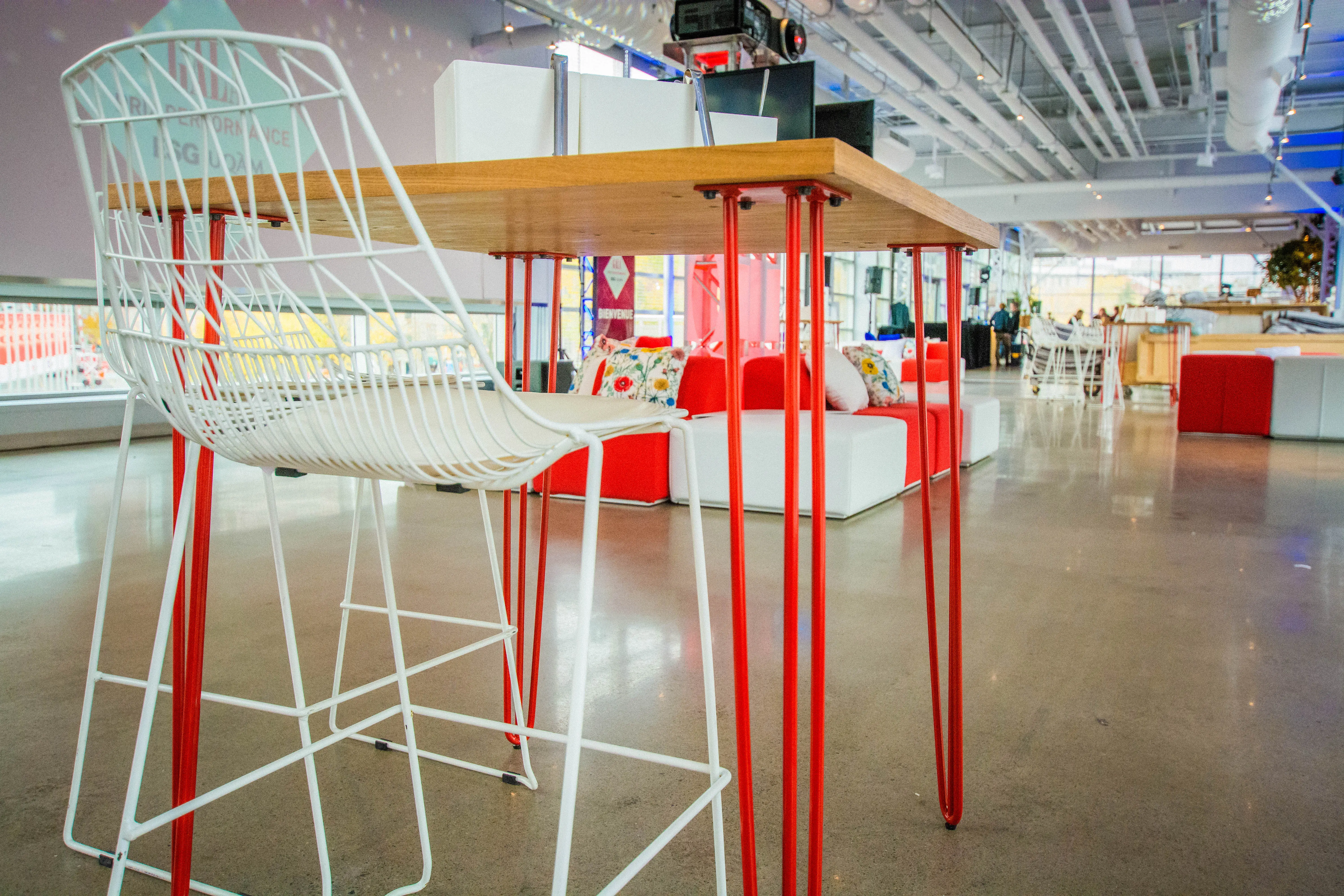 Oslo - Table bistro - 36'' L x 36'' l x 40'' H - Rouge & Bois naturel utilisé dans le cadre de la réalisation Chaise Cloe Table Oslo
