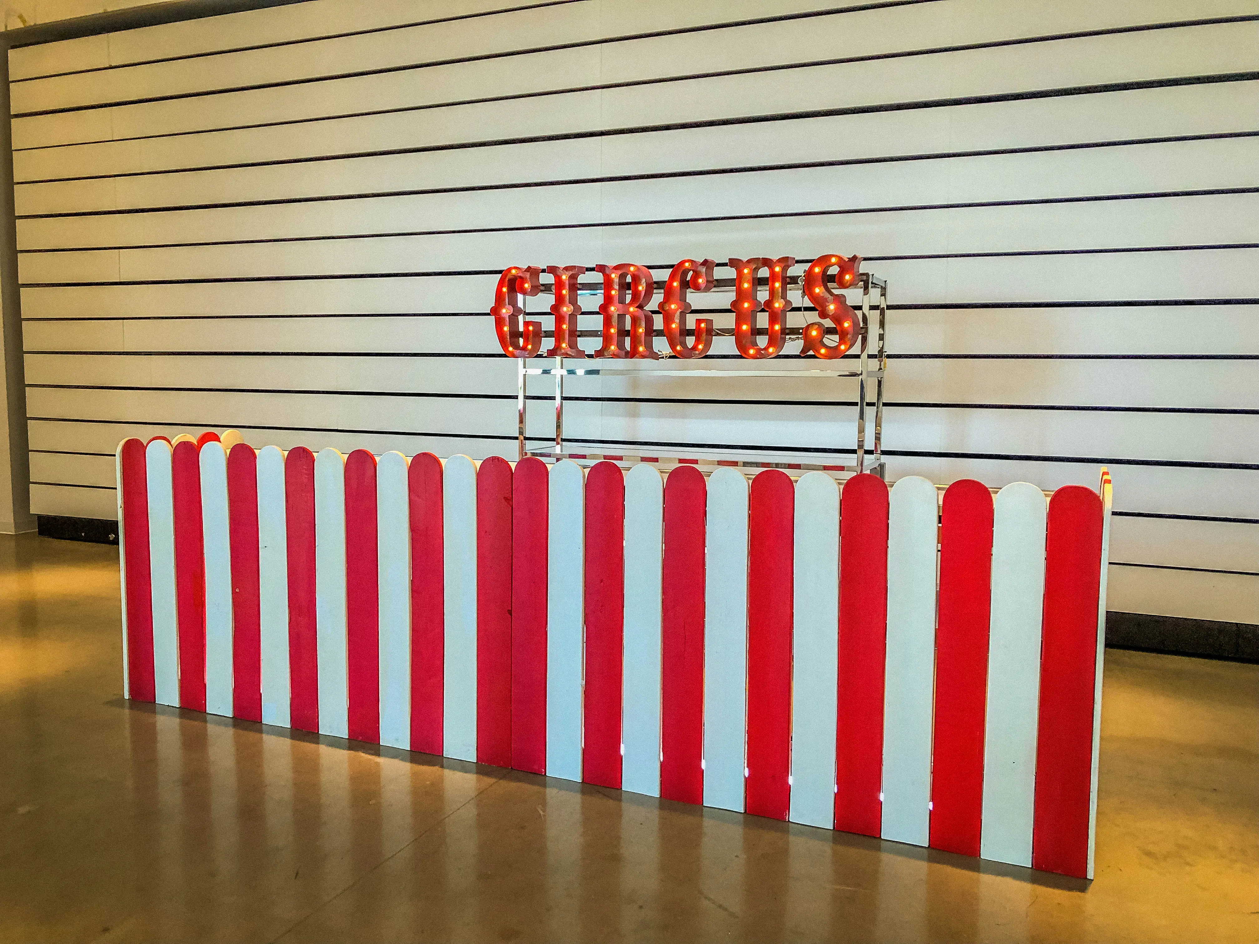Enseigne Circus - Rouge utilisé dans le cadre de la réalisation Bar Bazzar Circus