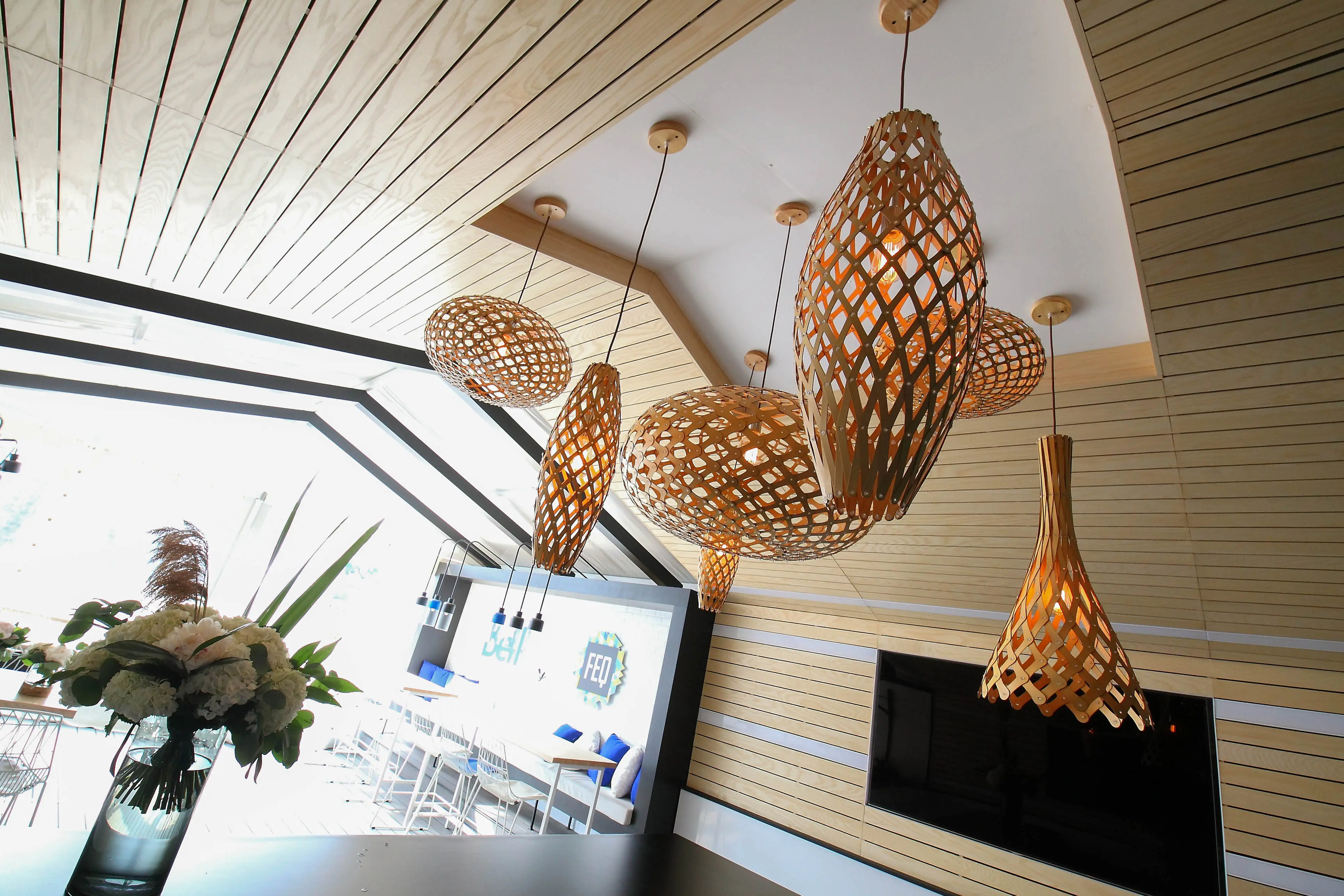 Palawan luminaire - Allongé - 7'' D x 20'' H - Bois utilisé dans le cadre de la réalisation Pub 5