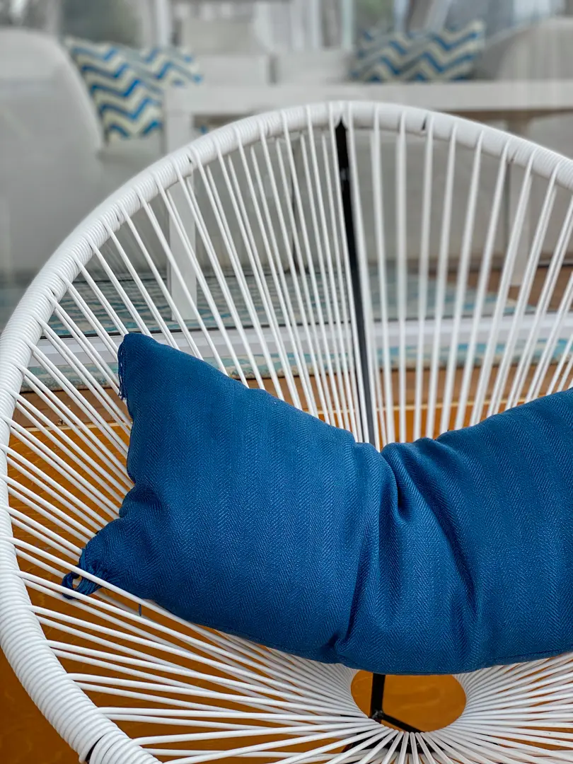 Coussin tissé - Bleu utilisé dans le cadre de la réalisation Acapulco Blanc Coussin Bleu
