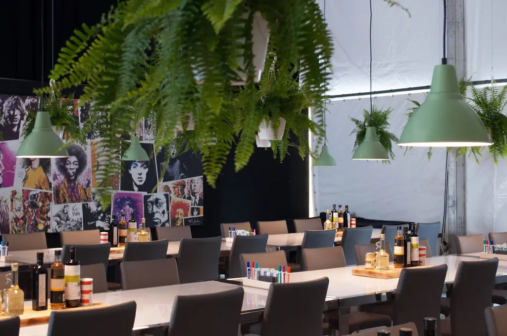 Feq   Chaises Milan Grises   Tables À Diner   Lampes Vertes   Fougères 13