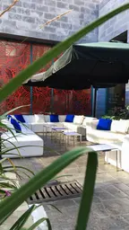 Fidji coussin - Blanc utilisé dans le cadre de la réalisation Fidji Blanc Coussin Fiji Bleu Parasol Gris