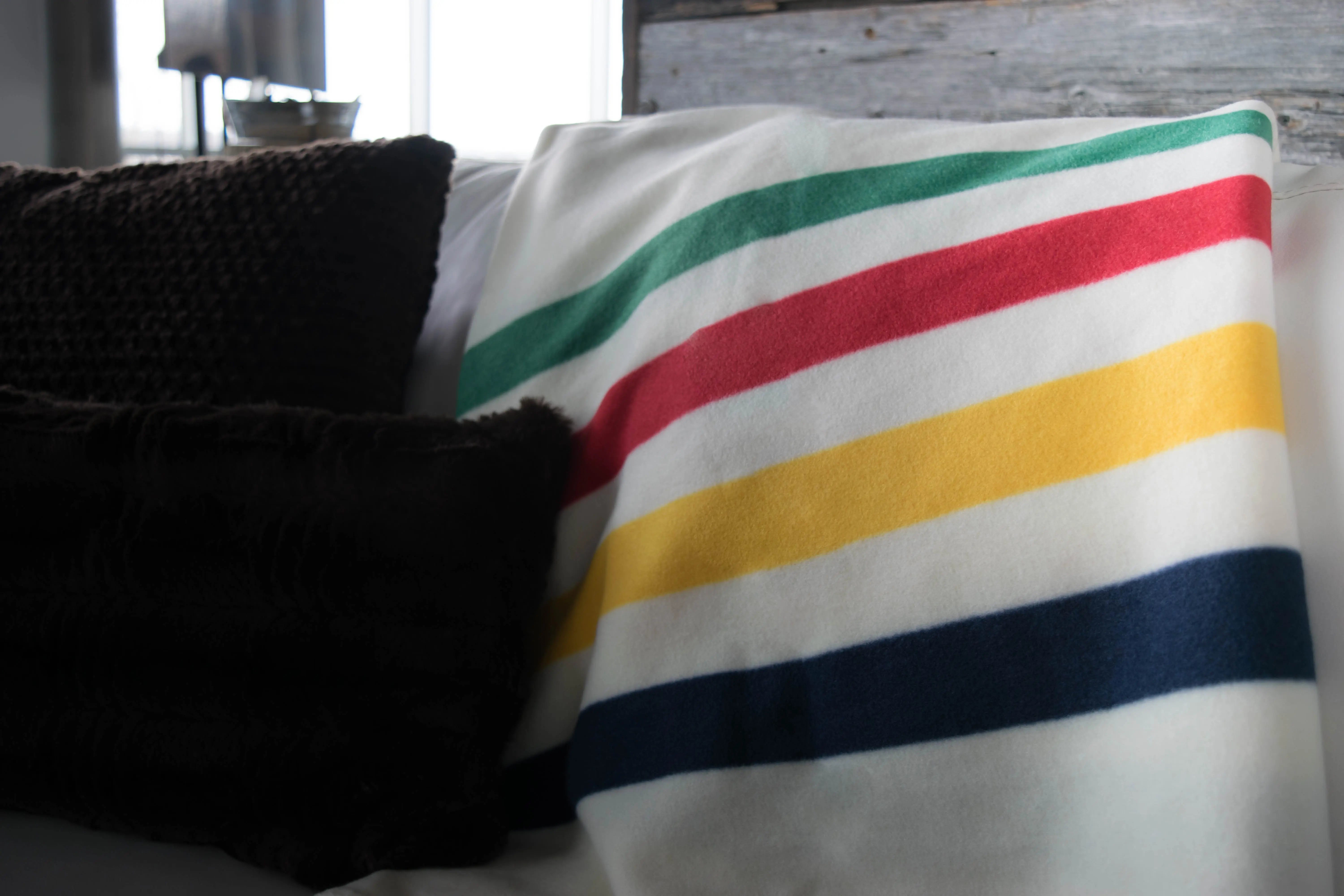 Coussin fourrure - Noir utilisé dans le cadre de la réalisation Couverture La Baie
