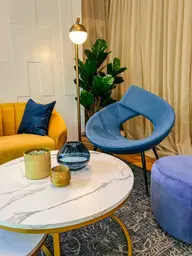 Cooper floor lamp - Gold used in the inspiration Monroe Ellis Paloma Bleu Plante Cooper