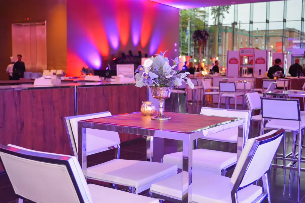 Dx Mbaq Table Cocktail Bois Brun Tabouret Blanc