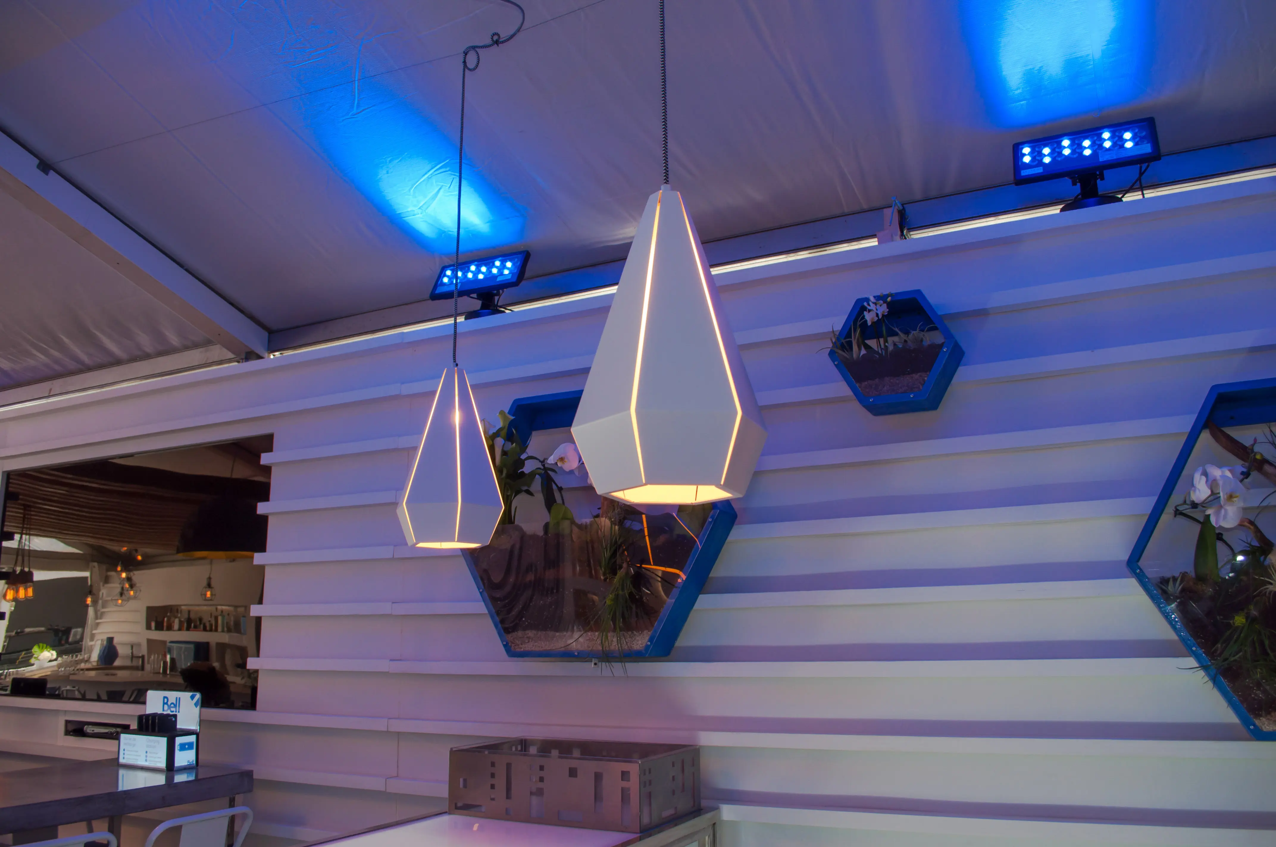 McFly luminaire - 9" D x 16" H - Blanc utilisé dans le cadre de la réalisation Luminaire Mcfly