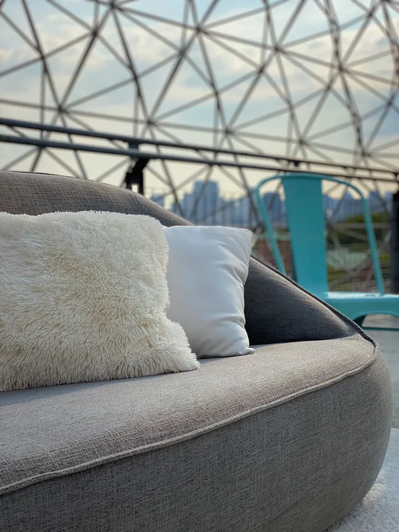 Fur cushion - White used in the inspiration Malibu Gris Close Up