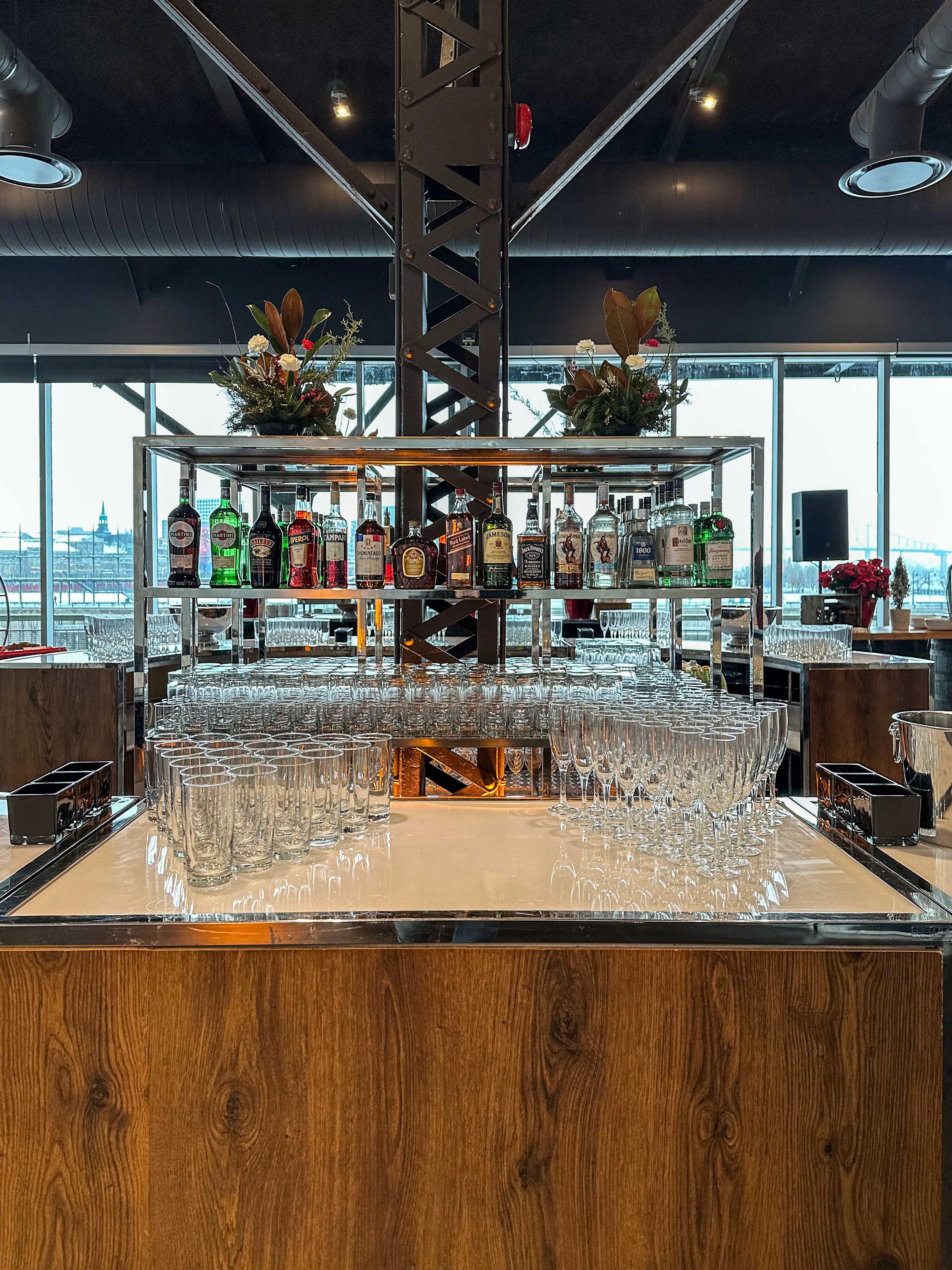Manhattan bar 4' - Bois brun utilisé dans le cadre de la réalisation Cs Belvédère Bar Bois Brun Monaco FR