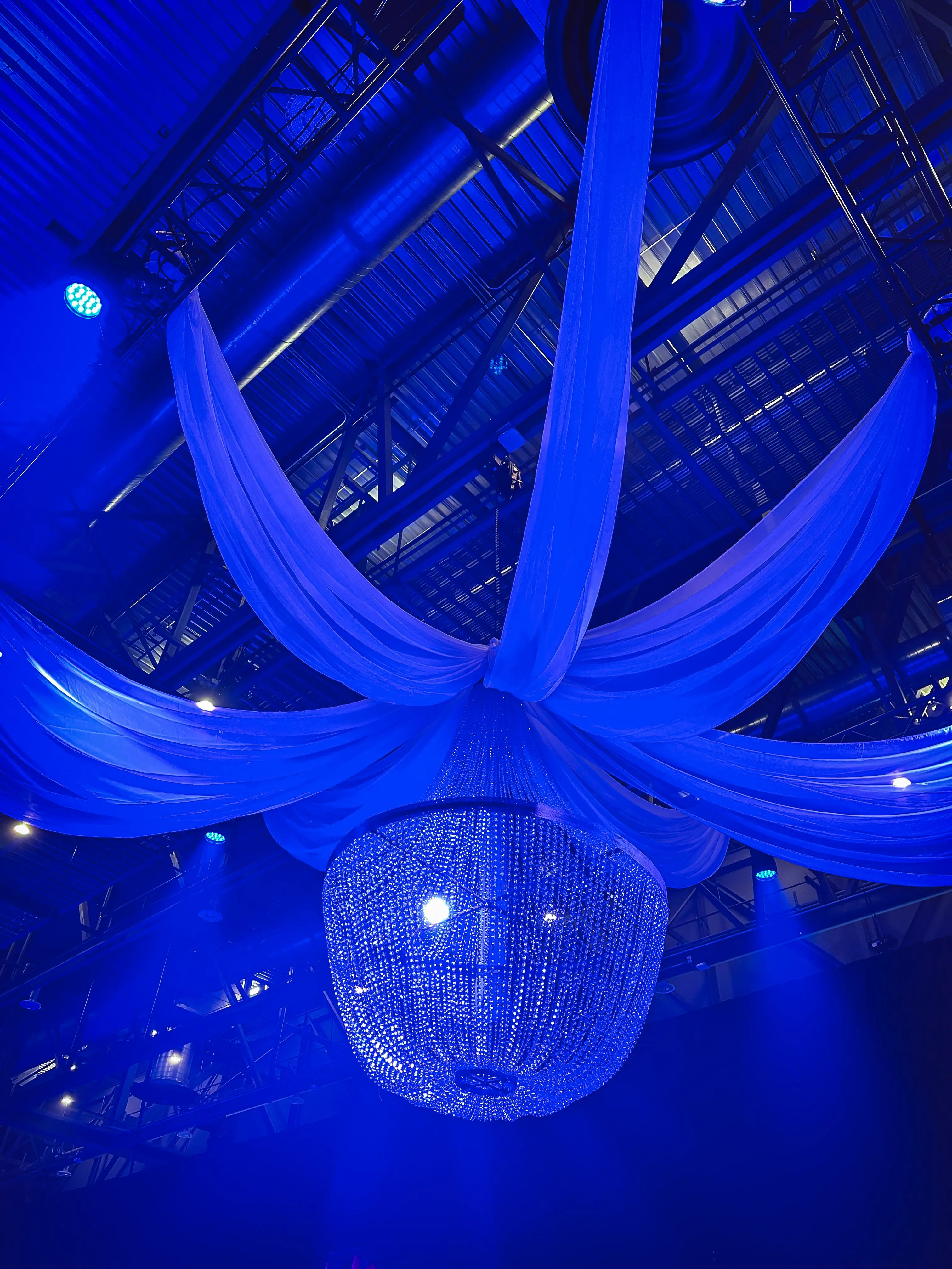 Castafiore chandelier utilisé dans le cadre de la réalisation Ccq Niveau 400 Catsfiore Et Drapé FR