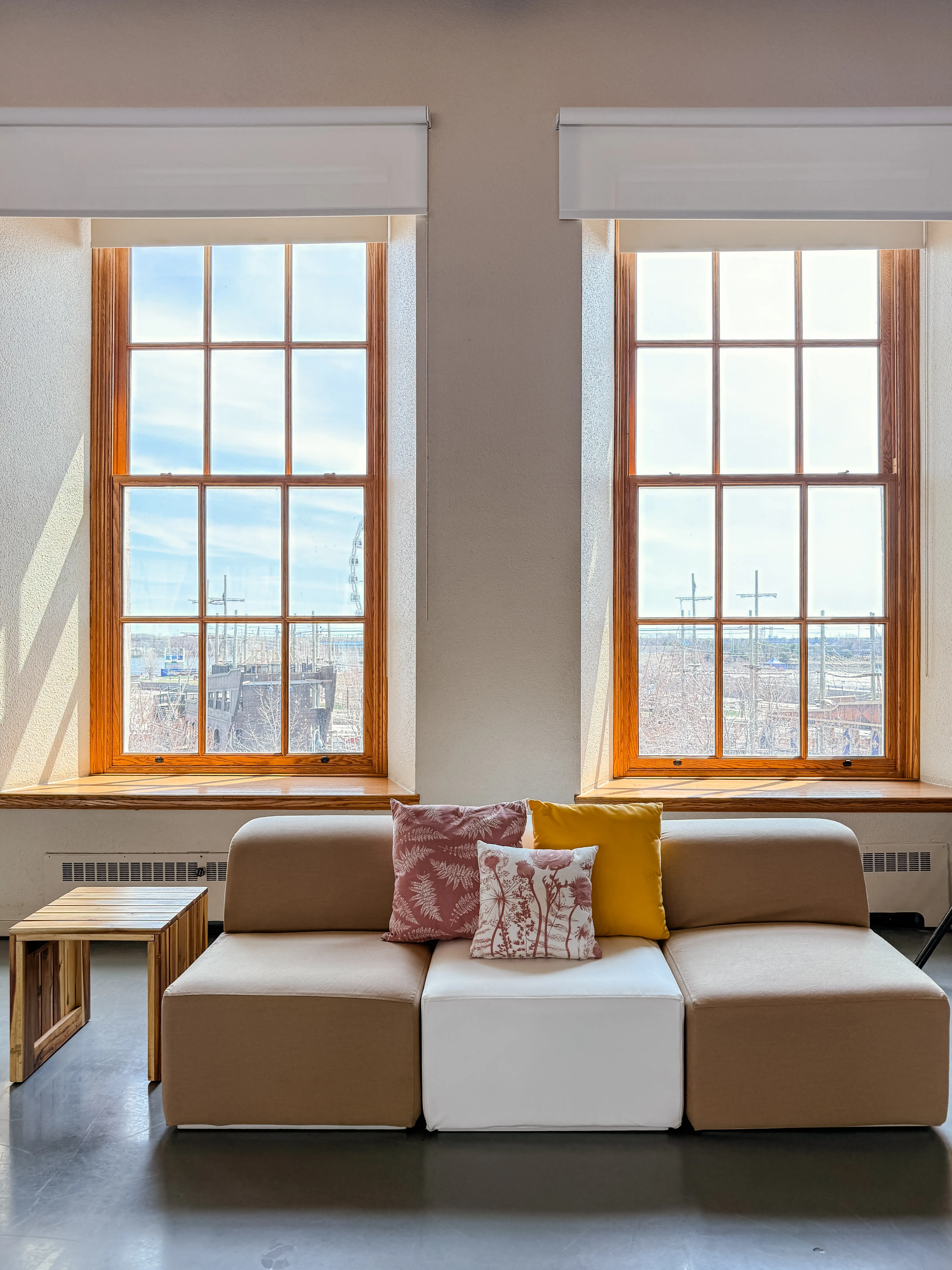 Fidji - Centre - Cuir rigide Blanc utilisé dans le cadre de la réalisation Marché Bonsecours   Opc   Mères Avec Pouvoir Fidji FR