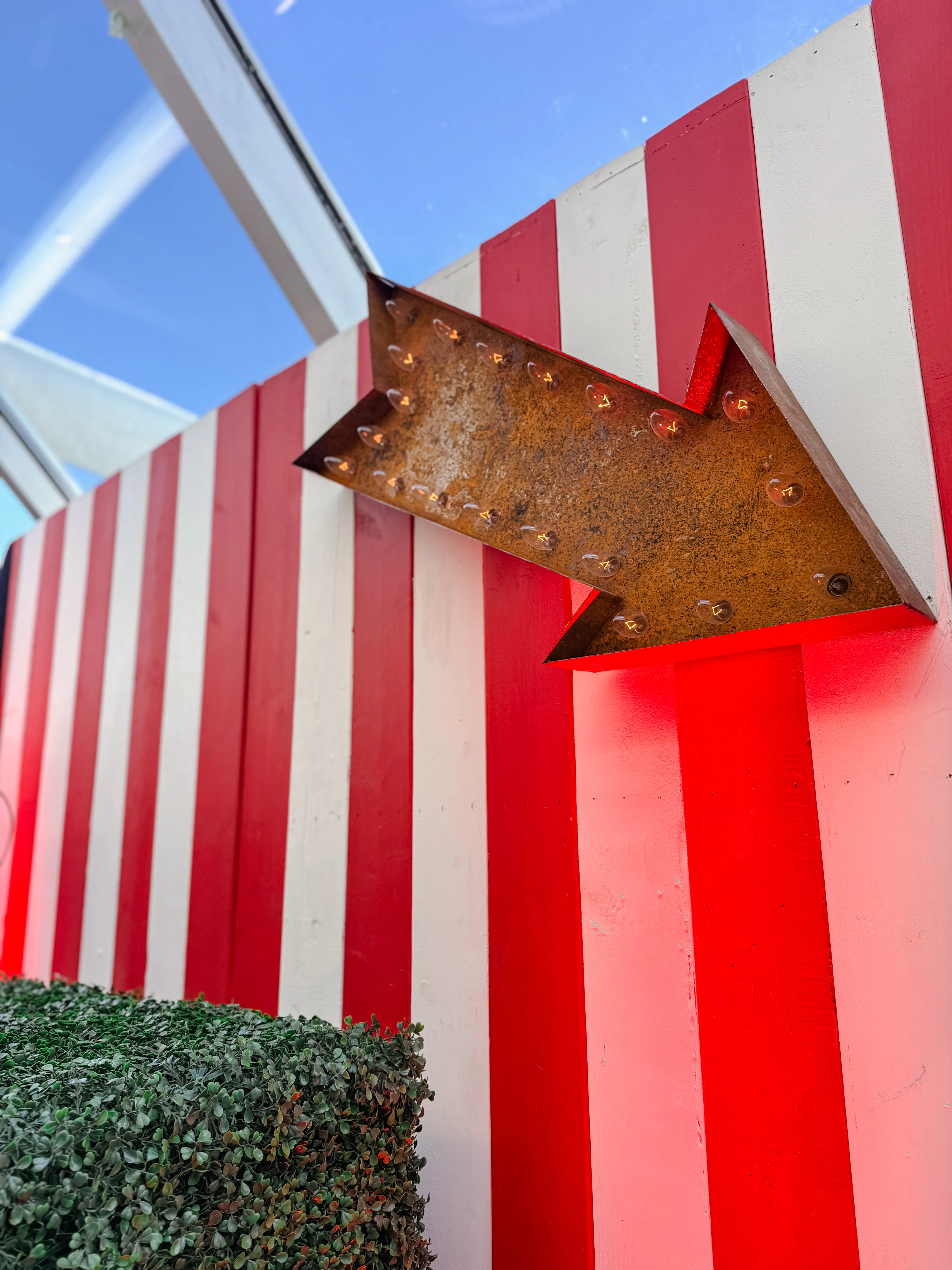 Direction sign - Rusty metal used in the inspiration Pcm   Ncs Circus Flèche EN