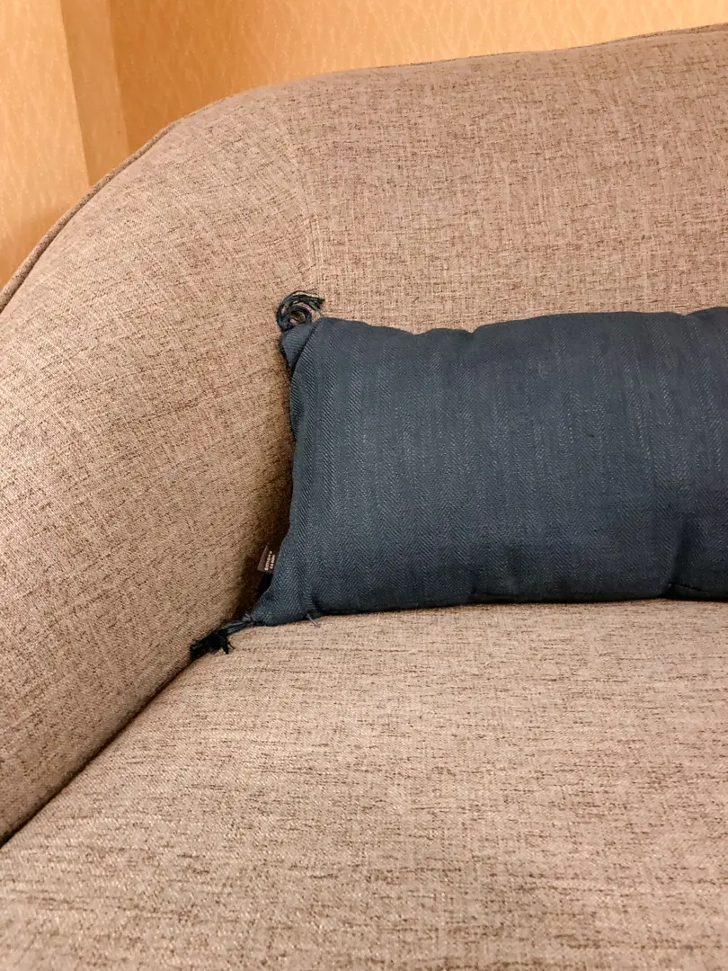 Coussin tissé - Bleu utilisé dans le cadre de la réalisation Malibu Gris Coussin Bleu