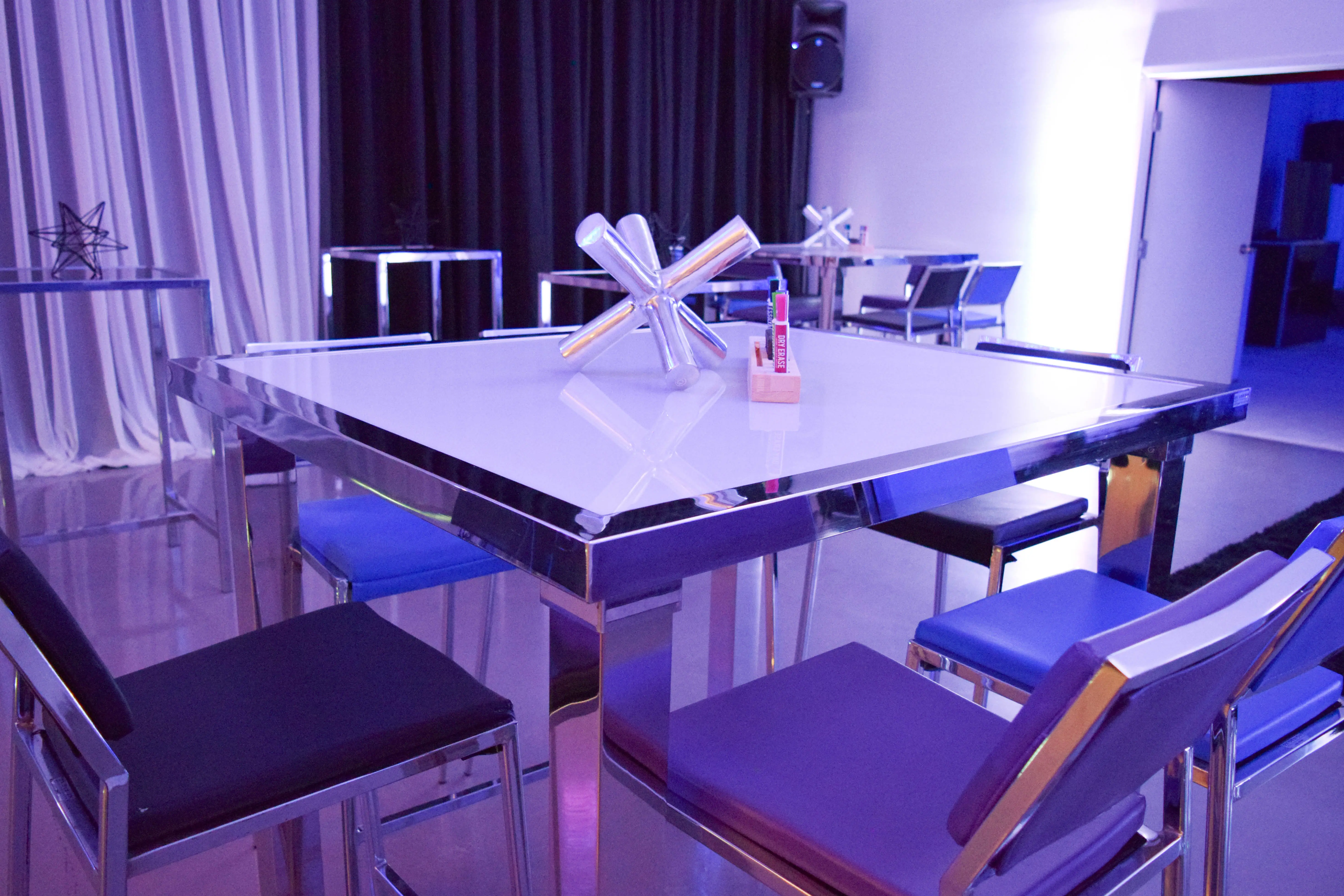 Mod Jack sculpture - Aluminum used in the inspiration Table Milan Tabouret Broadway 16