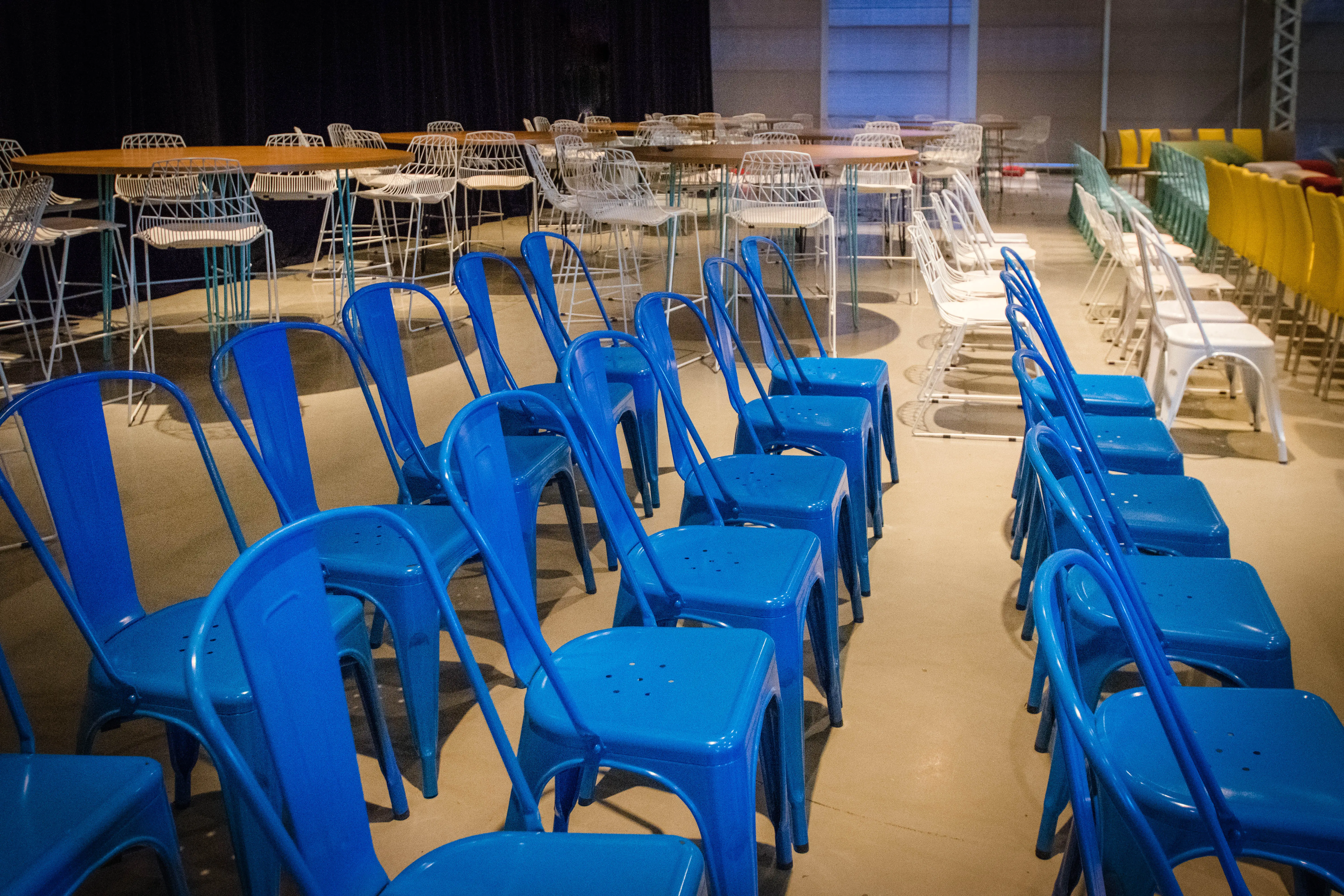 Oslo - Table banquet ronde - 60'' D x 40'' H - Turquoise mat & Bois ambré utilisé dans le cadre de la réalisation Chaise Loft Bleu