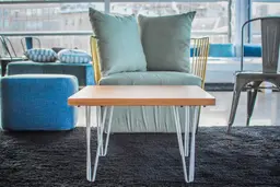 Oslo - Table d'appoint - 18'' L x 18'' l x 16'' H - Blanc & Bois naturel utilisé dans le cadre de la réalisation Table Cafe Oslo Fauteuil Alexandria